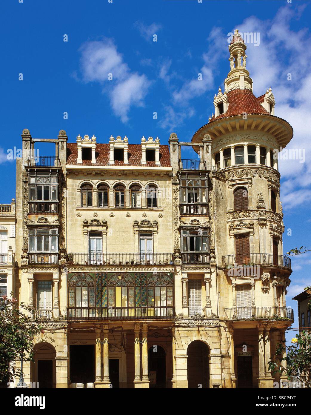 Ribadeo, province de Lugo, Une région orientale de Mariña, Galice, Espagne. Tour de Moreno (Torre de los Moreno ou Torre dos Moreno). Maison indienne commandée entre 1914 et 1915 par deux frères de Ribadeo, Juan et Pedro Moreno Ulloa, qui ont émigré en Argentine. Le projet est l'œuvre de l'architecte argentin Julián García Núñez (1875-1944) et de l'ingénieur militaire espagnol Angel Arbex Inés (1860-1935). Banque D'Images