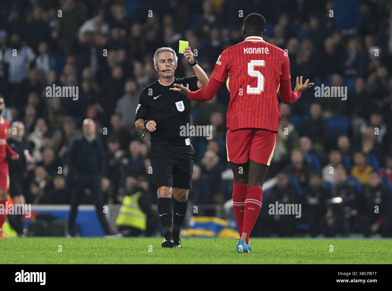 EFL Carabao Cup égalité entre Brighton et Hove Albion et Liverpool à l'American Express Stadium, Brighton UK - 30 octobre 2024 - Ibrahima Konate de Liverpool donne un coup de pouce à Danny Welbeck de Brighton et obtient un carton jaune pendant le match Banque D'Images