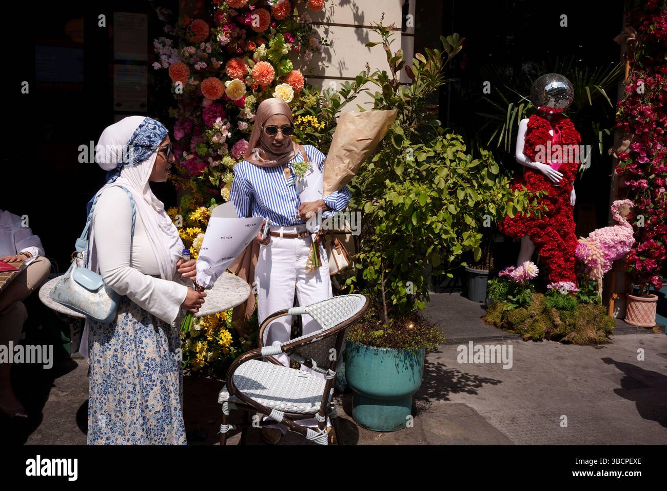 Des membres du public et un public agissent devant le Sloane Square Hotel pendant le Chelsea Flower Show et le festival des fleurs de rue, le 20 mai 2025, à Londres, en Angleterre. Banque D'Images