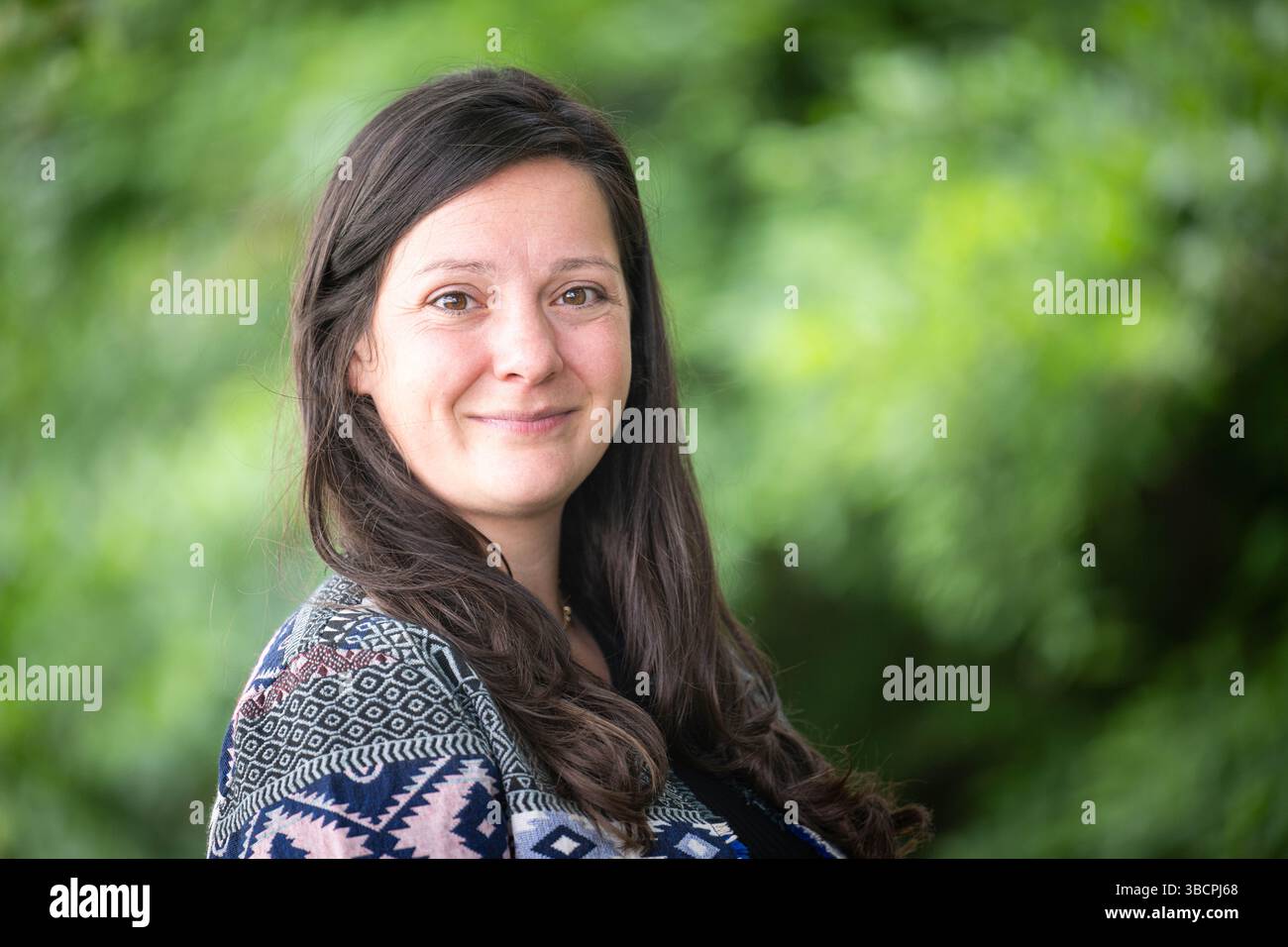 Brême, Allemagne. 21 mai 2025. Maria Esfandiari, nouvelle présidente de l’Église évangélique de Brême (BEK). Changement générationnel à l'église : le Kirchentag élit une nouvelle jeune femme comme sa plus haute représentante. Crédit : Sina Schuldt/dpa/Alamy Live News Banque D'Images