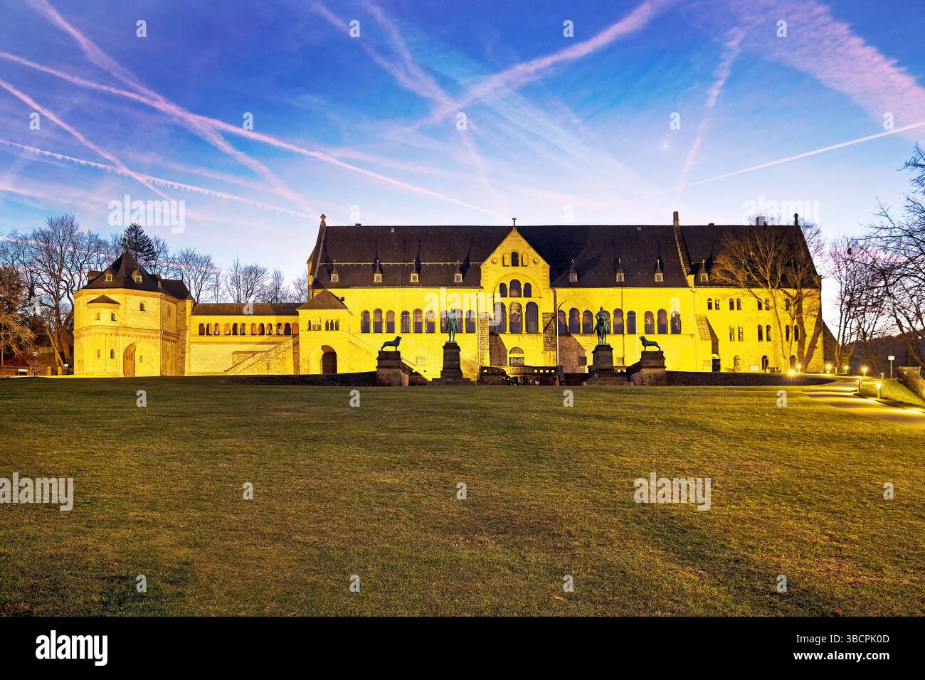 Palais impérial de Goslar dans la soirée, maison impériale du 11ème siècle, Allemagne, basse-Saxe, Goslar Banque D'Images