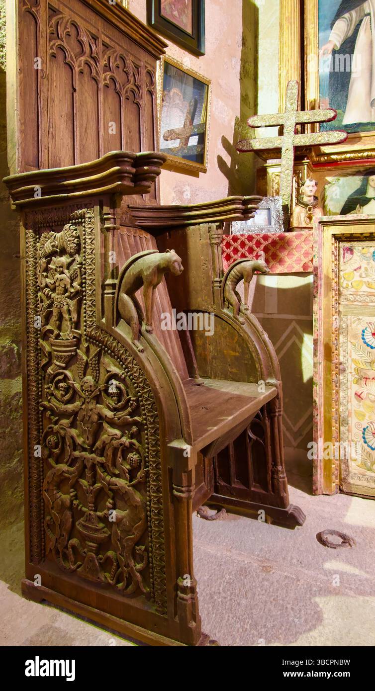 Chaise à haut dossier en bois sculpté avec une décoration élaborée dans l'iglesia de San Martín Trujillo Caceres Extremadura Espagne Europe Banque D'Images