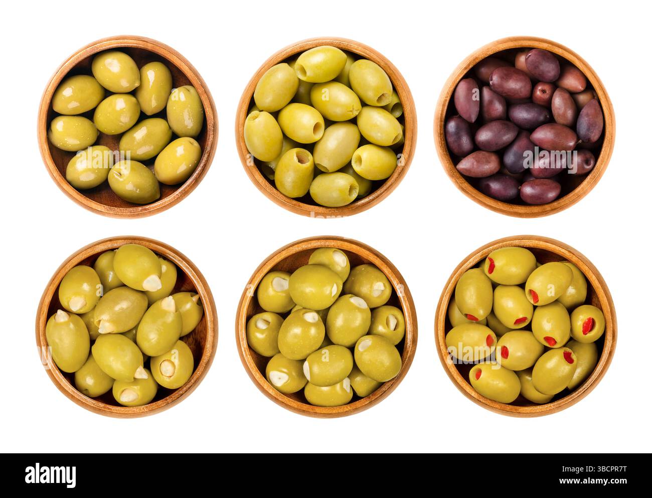 Grandes olives marinées dans des bols en bois. Olives vertes entières de la rangée supérieure avec fosse, olives Kalamata dénoyautées et violettes avec fosse. Olives farcies de la rangée inférieure. Banque D'Images