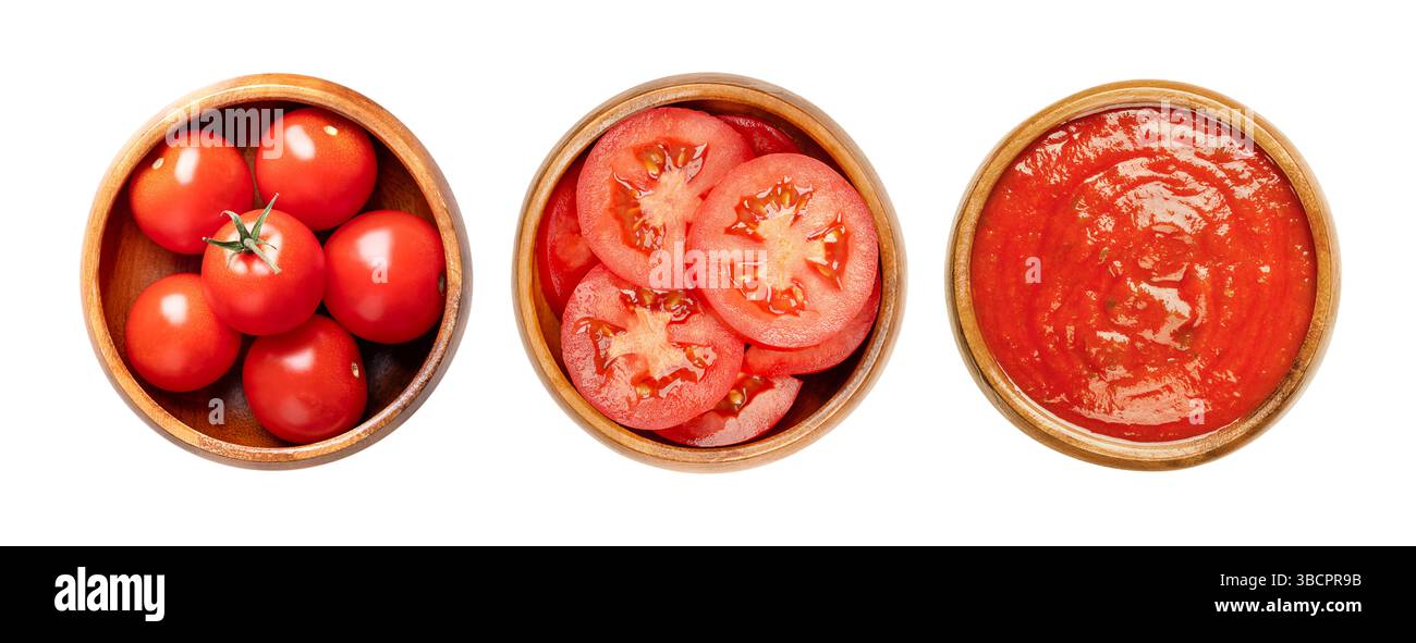 Tomates dans des bols en bois. Tomates cerises rouges fraîches ou tomates cocktail à gauche, tomates prunes fraîches tranchées au centre et sauce tomate à droite. Banque D'Images