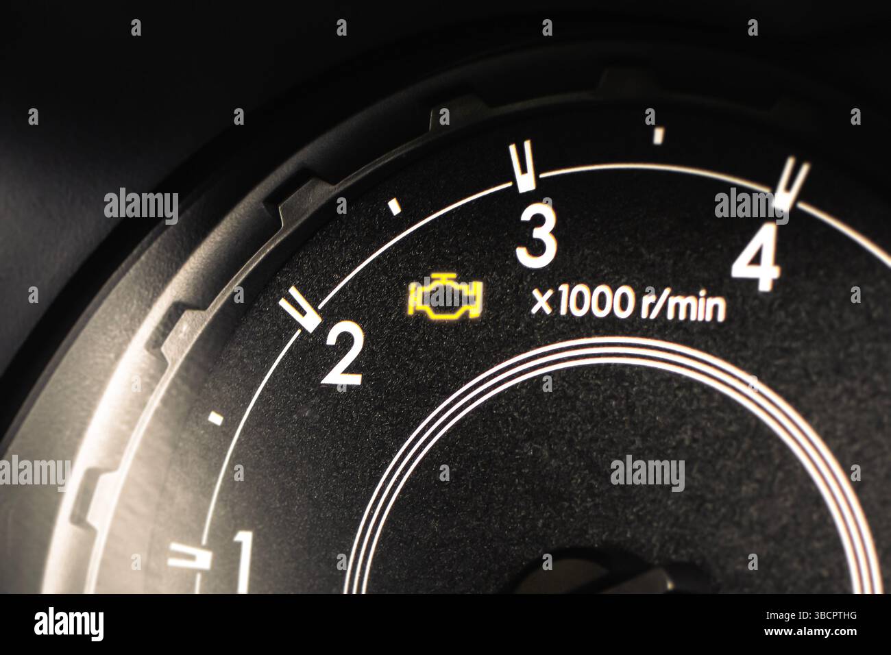 Témoin de contrôle du moteur en gros plan, icône de témoin de contrôle du moteur jaune allumée sur le tableau de bord du tableau de bord d'une voiture, indiquant un potentiel moteur ou émissif Banque D'Images