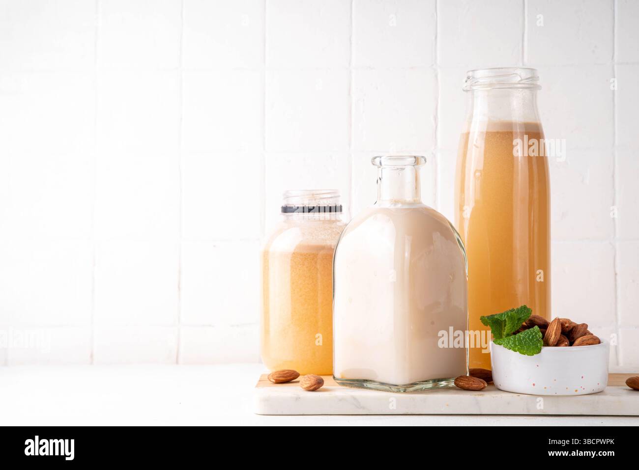 Sirop d'orgeat d'amande maison dans différentes bouteilles, amandes, eau, sucre et sirop d'eau de fleur d'oranger pour faire des cocktails sucrés Banque D'Images