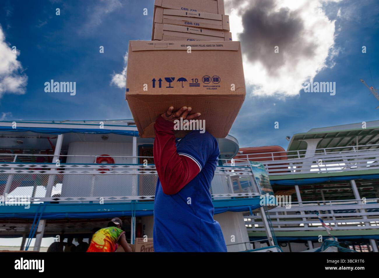 Les dockers chargent diverses marchandises sur les bateaux à aubes traditionnels amazoniens au port de Santarém à Pará, au Brésil. Banque D'Images