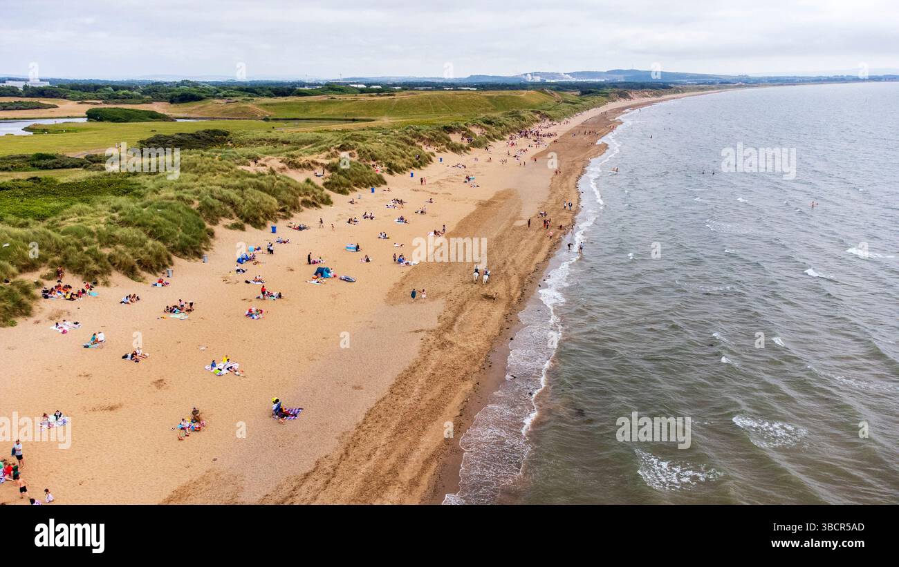 Vue aérienne d'Irvine Beach un jour d'été, avec les familles et les visiteurs appréciant la côte sablonneuse de l'Ayrshire dans le sud-ouest de l'Écosse Banque D'Images