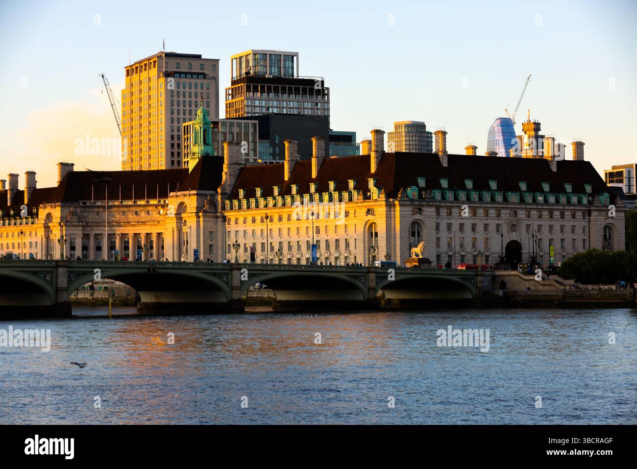 Londres, Royaume-Uni. 19 mai 2025. Une vue extérieure du London County Hall pendant le coucher du soleil. Crédit : SOPA images Limited/Alamy Live News Banque D'Images