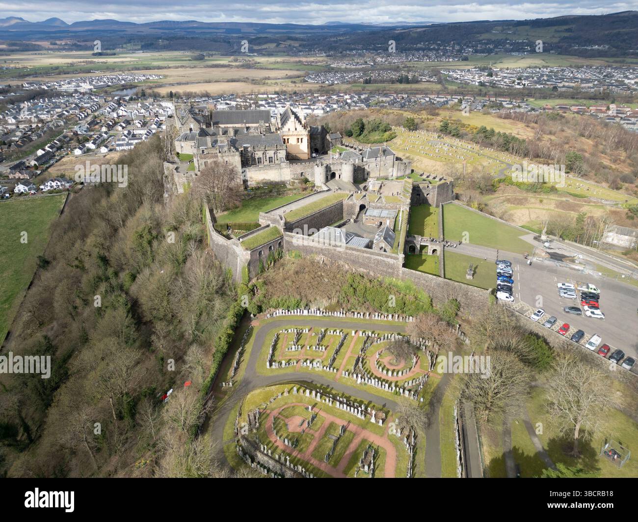 Vue aérienne par drone du château de Stirling surplombant le cimetière de Snowdon Banque D'Images