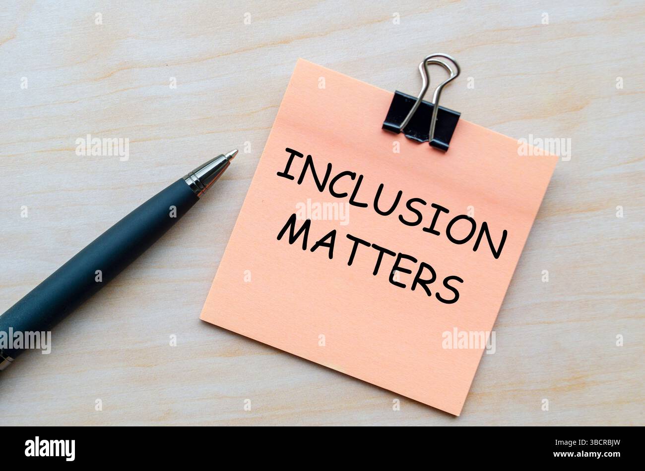 Inclusion Matters texte sur bloc-notes rose représentant l'importance de la diversité et de l'appartenance dans tous les espaces Banque D'Images