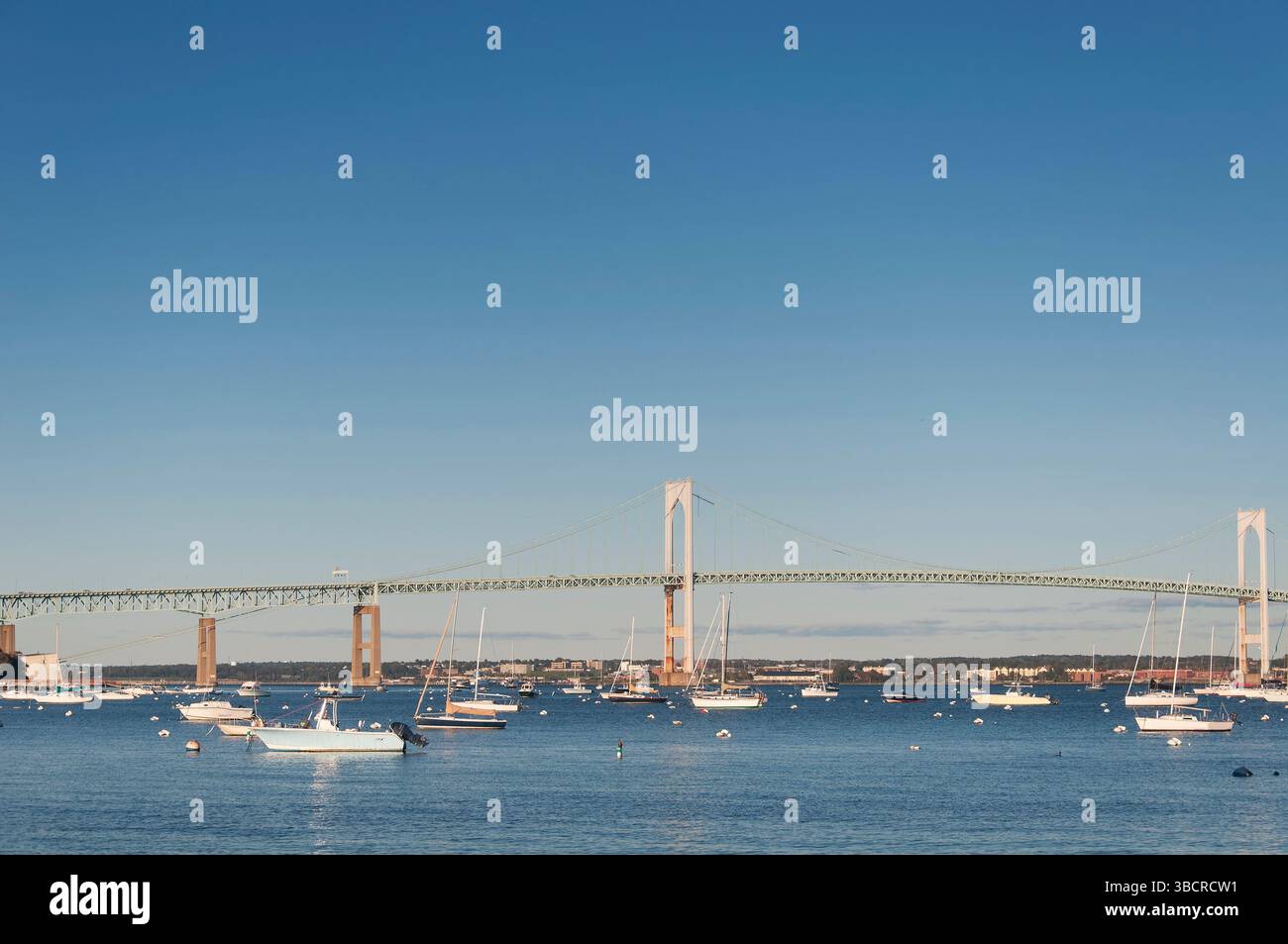 Bateaux amarrés dans un port devant le pont Claiborne Pell Newport par une journée ensoleillée. Banque D'Images