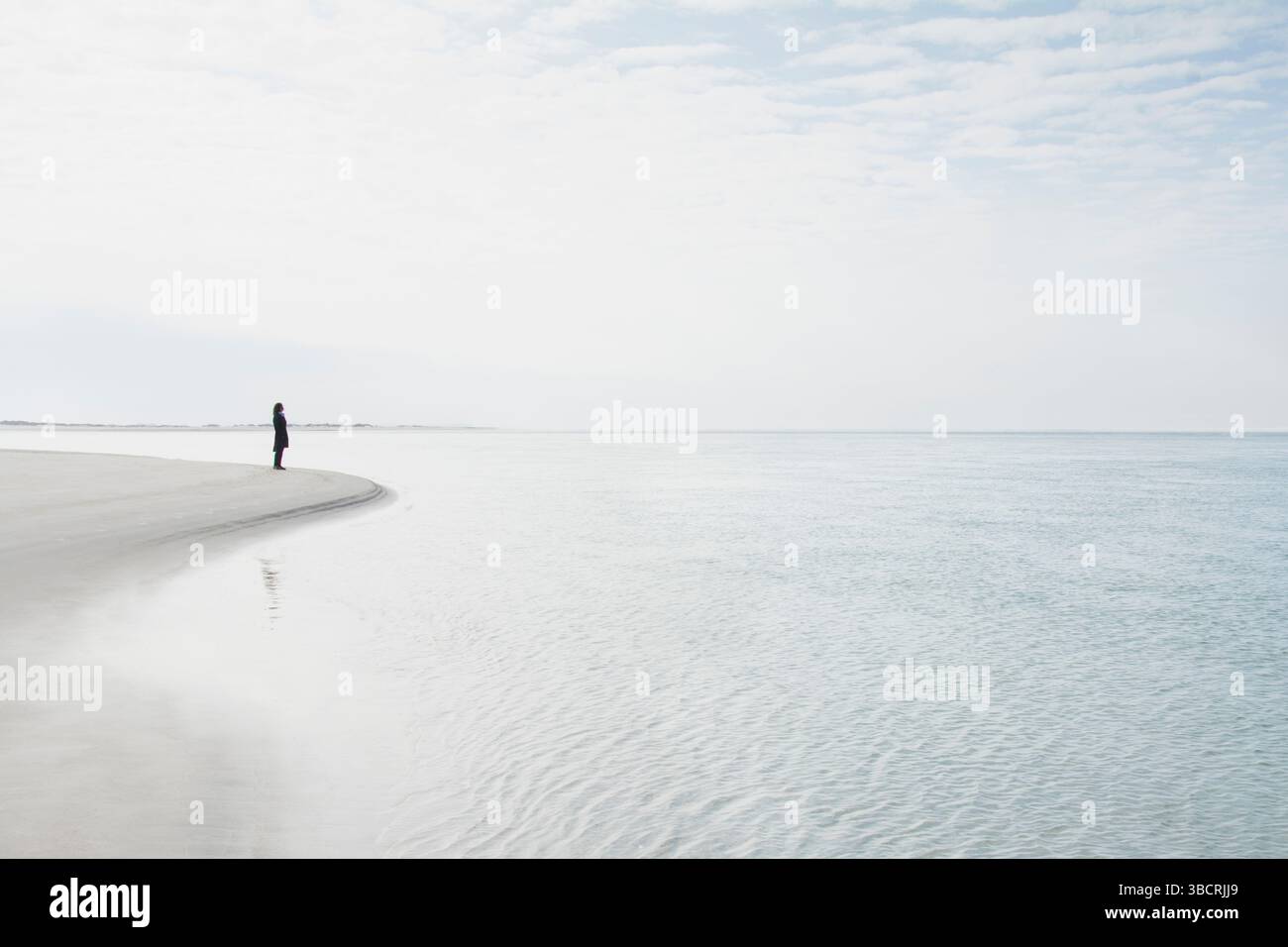 Femme debout au bord de l'eau Banque D'Images