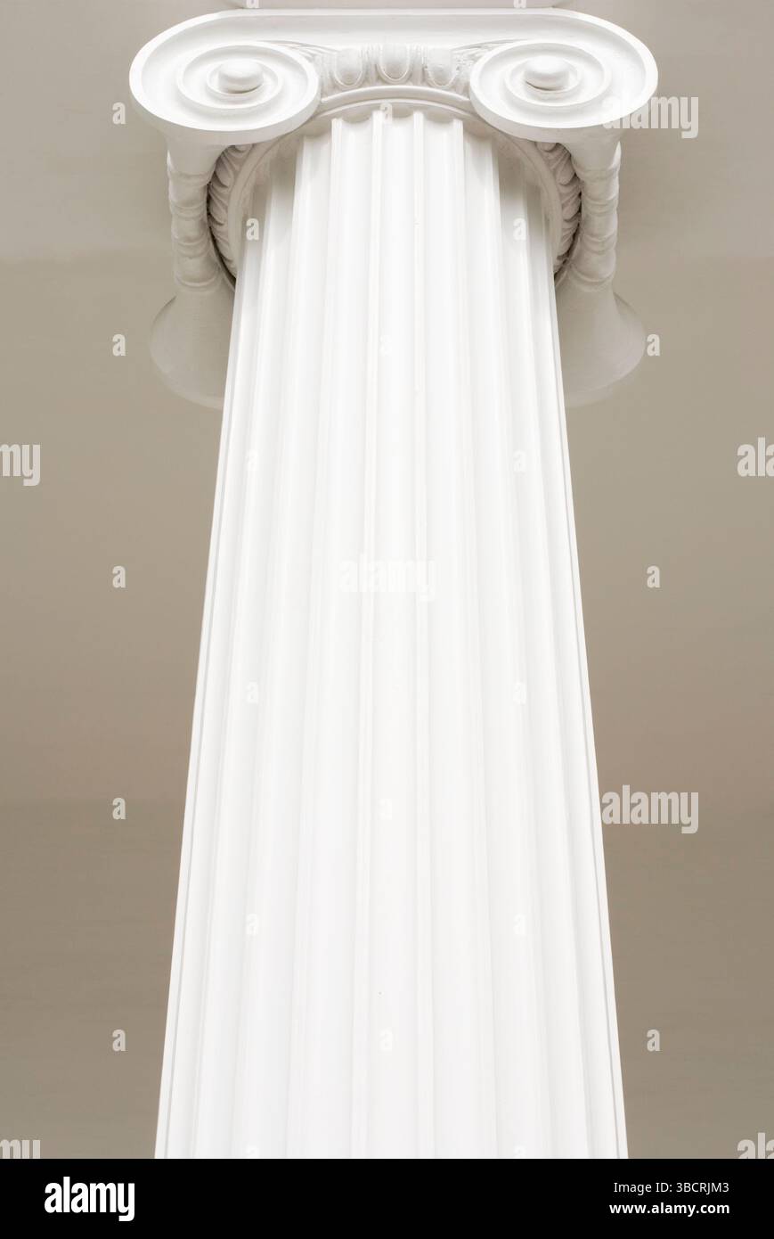 Vue en angle bas du blanc de la colonne ionique Banque D'Images