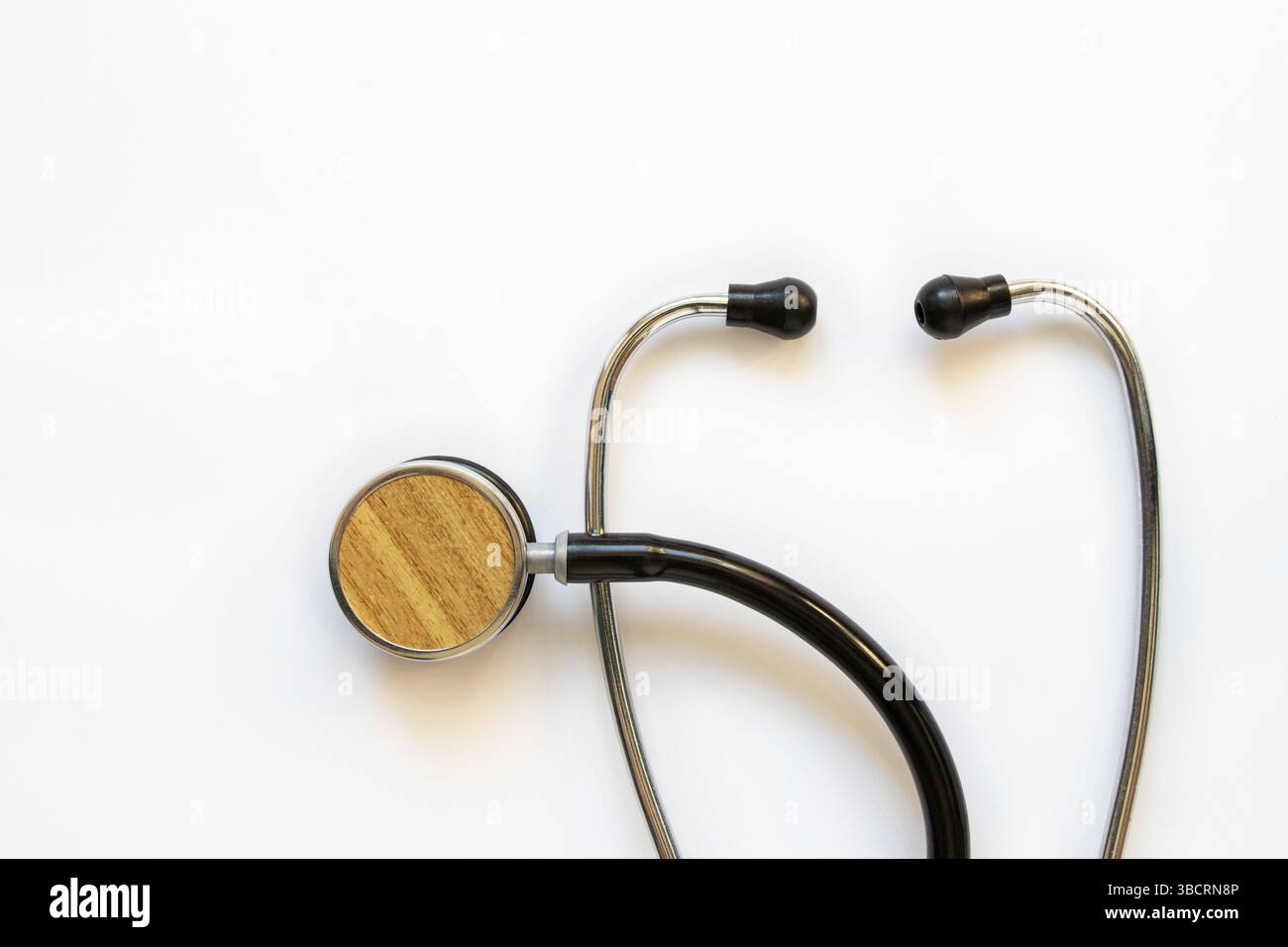 Le stéthoscope Black Doctor repose sur un fond blanc, un équipement médical, un espace pour le texte Banque D'Images Le stéthoscope Black Doctor repose sur un fond blanc, un équipement médical, un espace pour le texte Banque D'Images