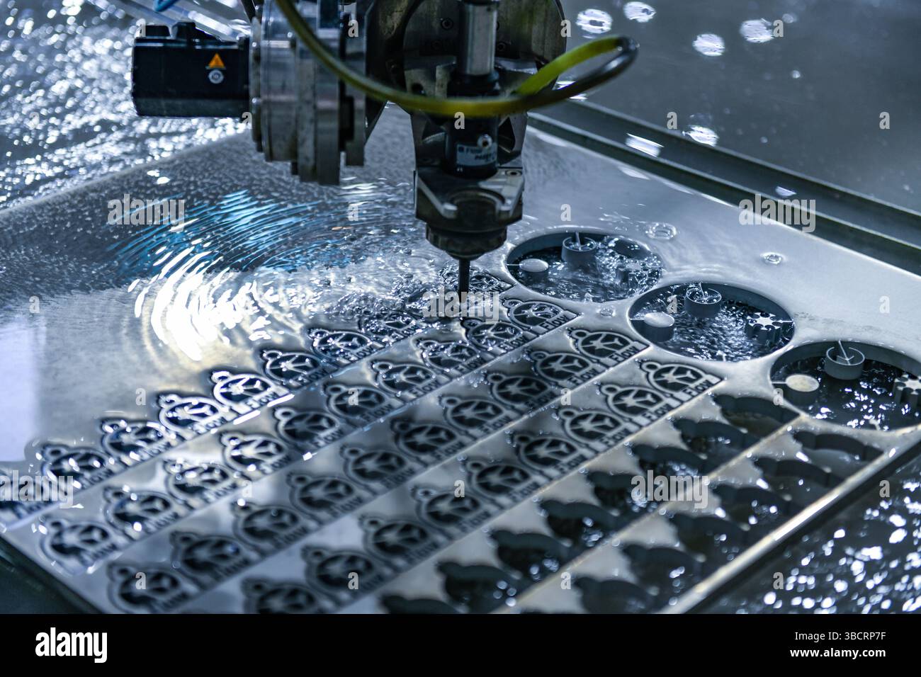 Machine de découpe au jet d'eau CNC industrielle coupant la plaque d'acier, machine de découpe technologie industrielle moderne. Banque D'Images