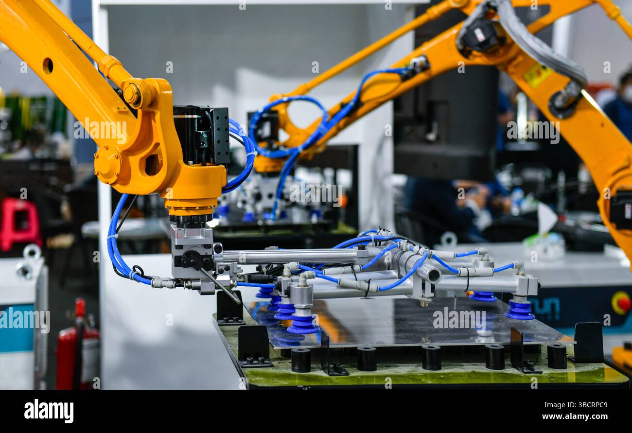 Le bras de robot contrôle le processus de découpe de tôle d'acier dans l'usine industrielle Banque D'Images