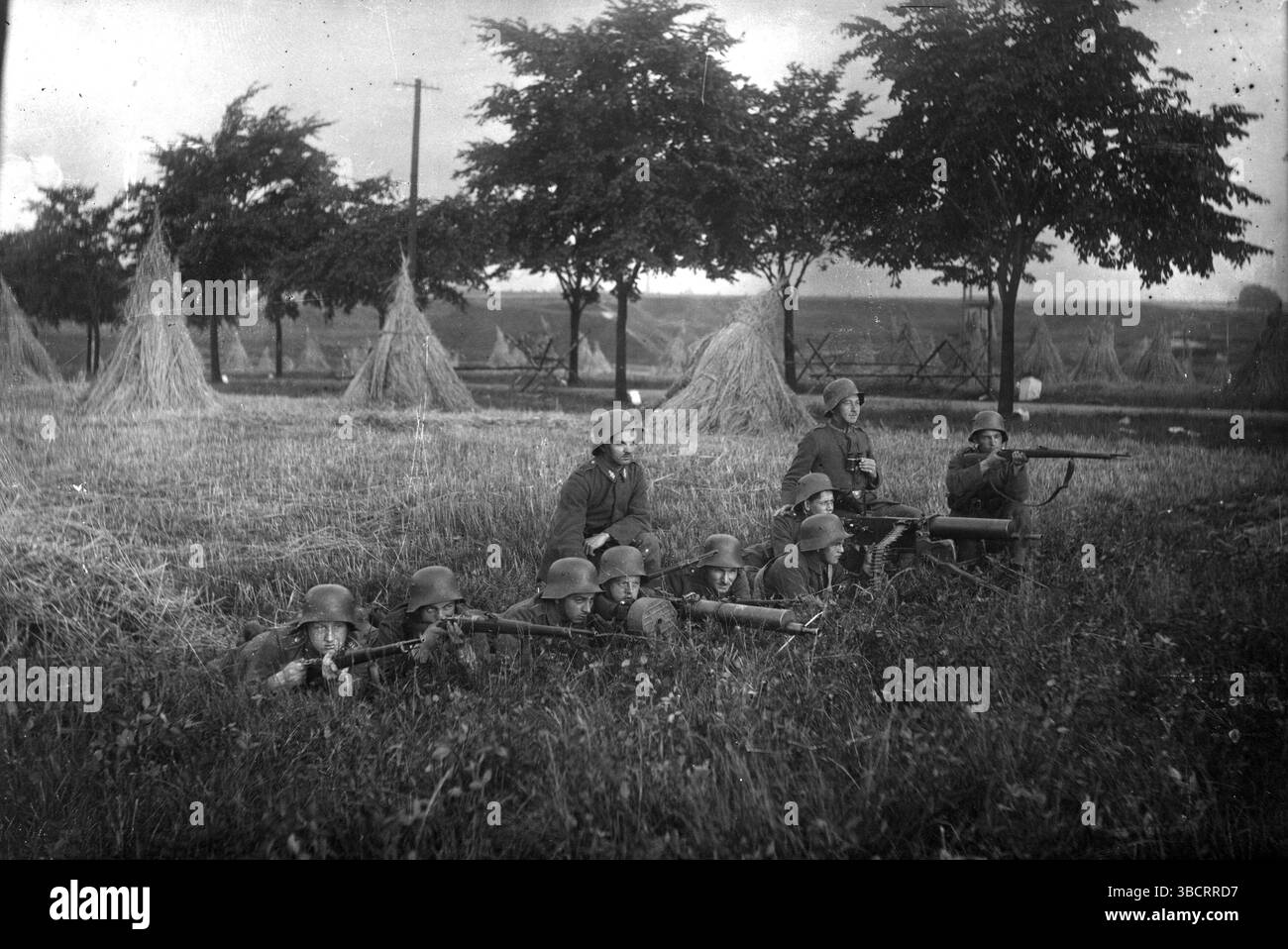 Les soulèvements silésiens étaient une série de trois soulèvements d'août 1919 à juillet 1921 en haute-Silésie, qui faisait partie de la République de Weimar à l'époque. Les rebelles polonais et polono-silésiens, qui voulaient que la région fasse partie de la Pologne, ont combattu la police allemande et les forces paramilitaires qui cherchaient à garder la région partie de l'Allemagne. À la suite du conflit, la zone a été divisée entre les deux pays. Banque D'Images