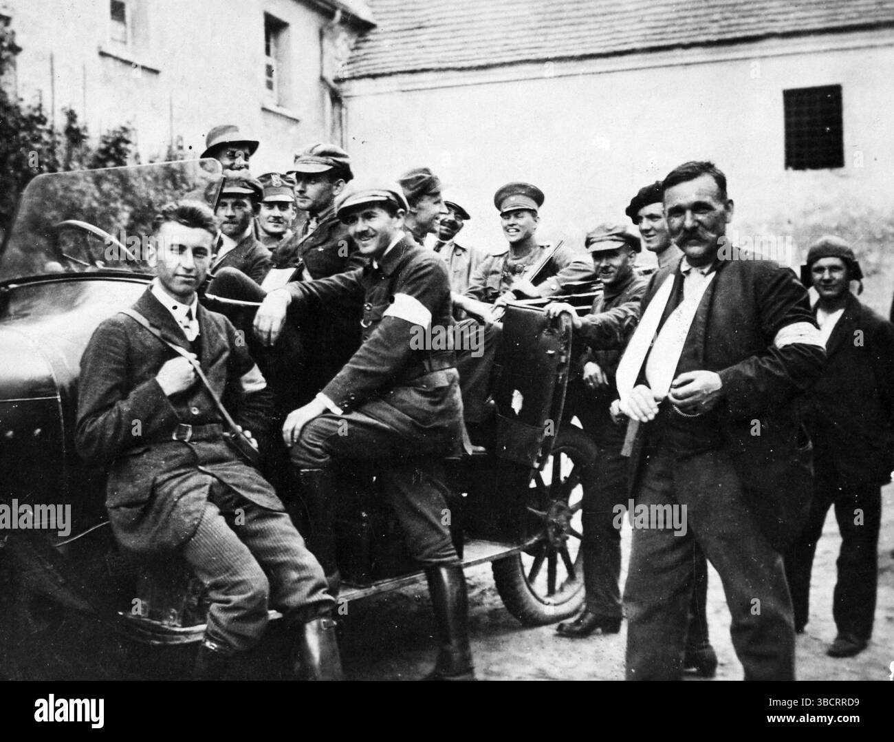 État-major de la 1re division insurrectionnelle et commandement du 3e régiment d'infanterie en Zalesie. Troisième soulèvement de Silésie 1921. Les soulèvements silésiens étaient une série de trois soulèvements d'août 1919 à juillet 1921 en haute-Silésie, qui faisait partie de la République de Weimar à l'époque. Les rebelles polonais et polono-silésiens, qui voulaient que la région fasse partie de la Pologne, ont combattu la police allemande et les forces paramilitaires qui cherchaient à garder la région partie de l'Allemagne. À la suite du conflit, la zone a été divisée entre les deux pays. Banque D'Images