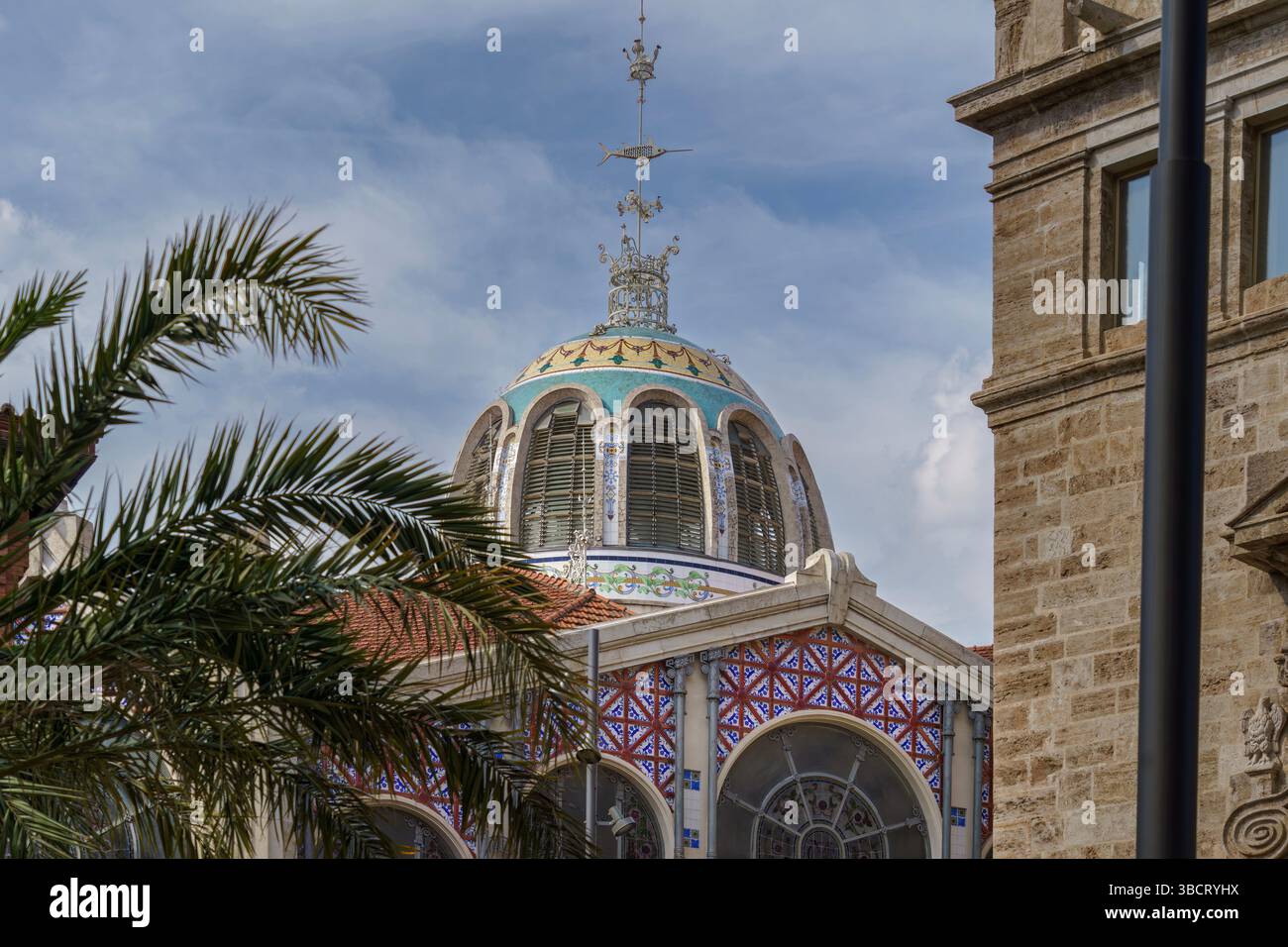 Dôme orné du marché central de Valence avec carreaux de céramique turquoise et finial décoratif. Architecture du marché historique, palmiers, Design moderniste, Banque D'Images