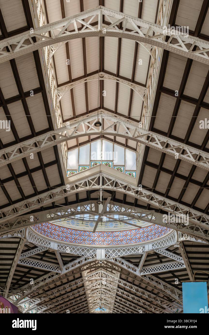 Dôme intérieur du marché central de Valence avec plafond orné et structure en fer. Architecture du marché, décorations florales, Design moderniste, Art Nouvea Banque D'Images