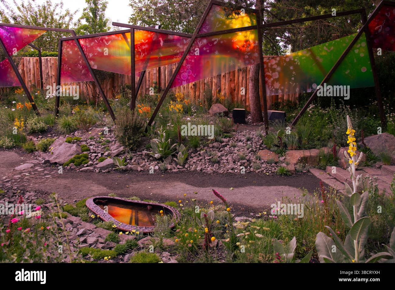 The King's Trust Garden : le succès de l'ensemencement avec des panneaux de verre colorés conçus par Joe Perkins Banque D'Images
