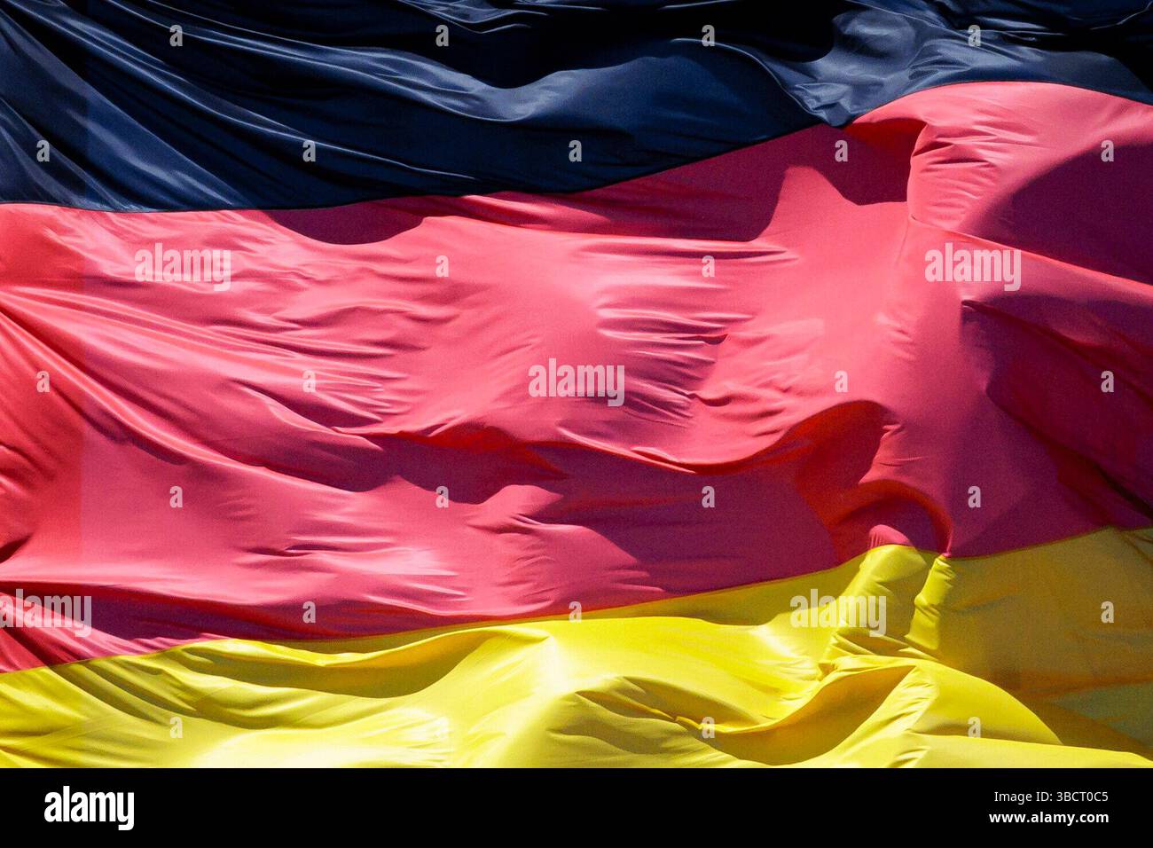Berlin, Deutschland. 21 mai 2025. Le drapeau national de la République fédérale d'Allemagne bat dans le vent. Berlin, le 21 mai 2025. Crédit : dpa/Alamy Live News Banque D'Images