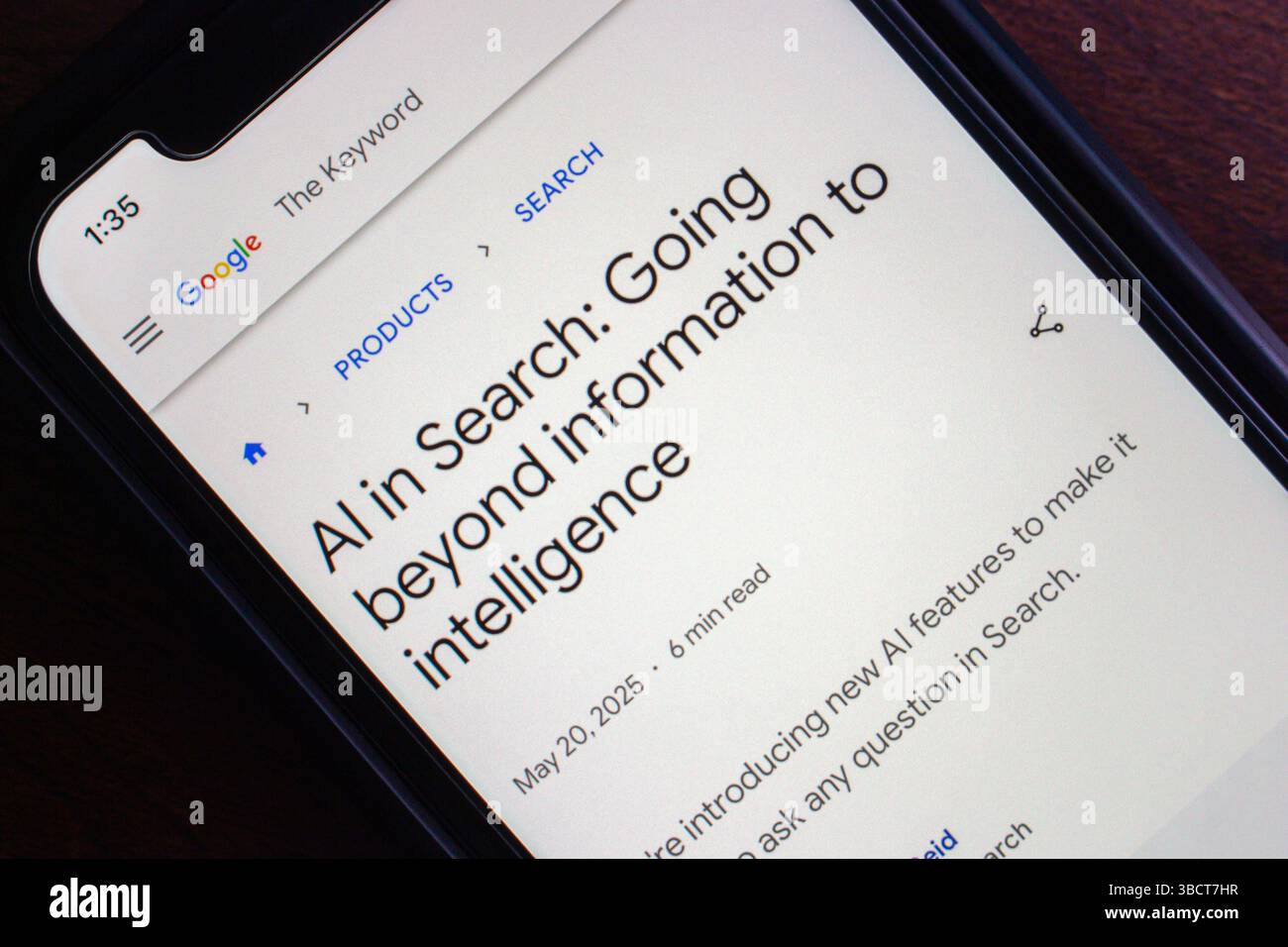 Mexico, MEXIQUE - 21 mai 2025 : gros plan sur l'écran d'un smartphone affichant un article de blog Google sur les nouvelles mises à jour de recherche basées sur l'IA. Banque D'Images