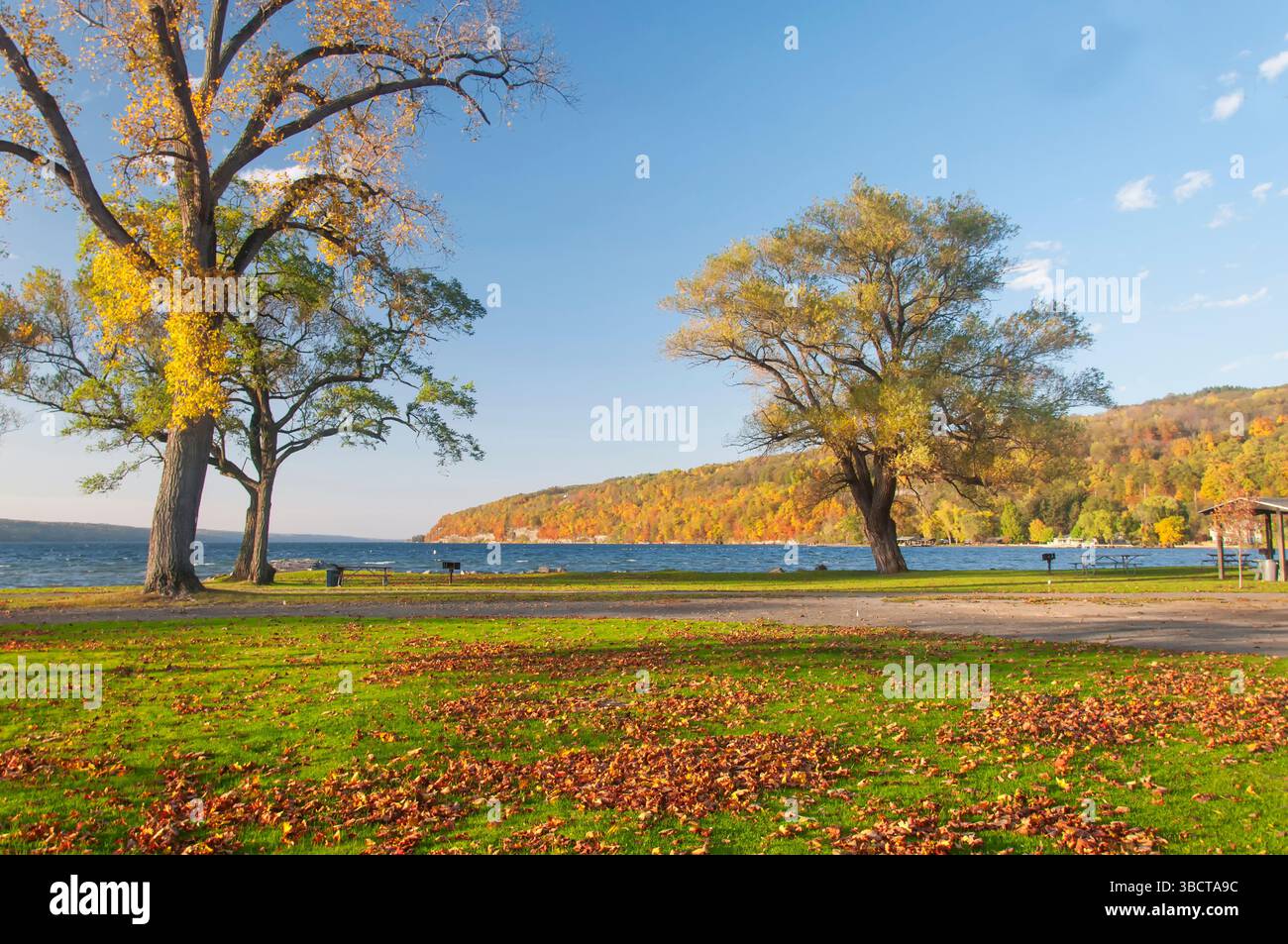 Clute Park sur le lac Seneca dans le coucher du soleil en fin d'après-midi en automne dans le nord de New york. Banque D'Images