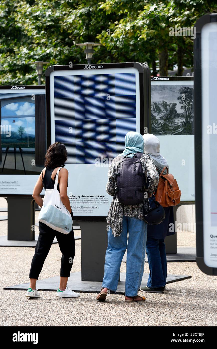 Femmes appréciant la photographie contemporaine à la Défense, Paris, France. Banque D'Images