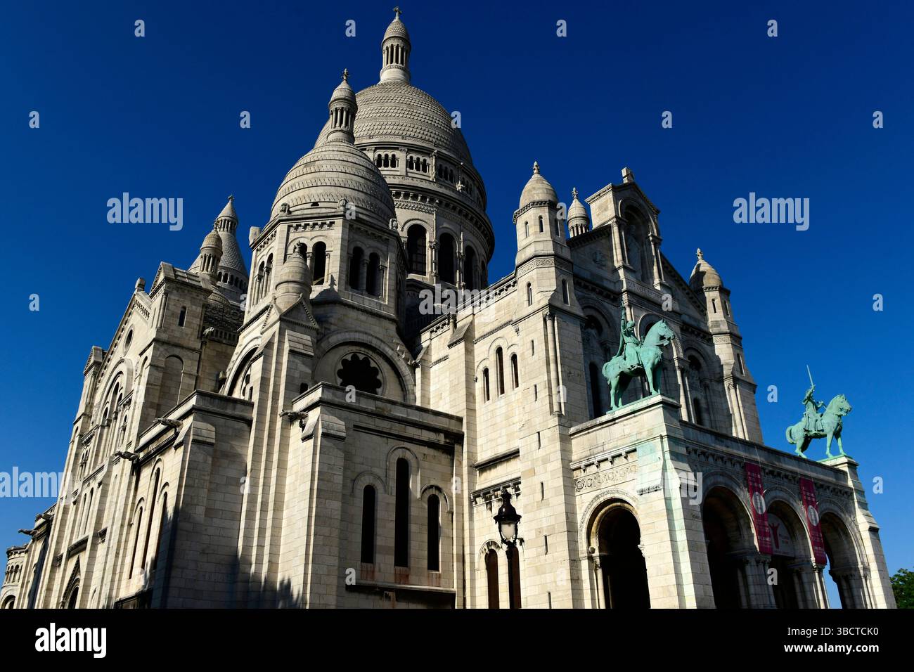 La Basilique du Sacré-coeur, Basilique du Sacré-coeur, connue simplement sous le nom de Sacré-coeur, Montmartre, Paris, France, Europe. Banque D'Images