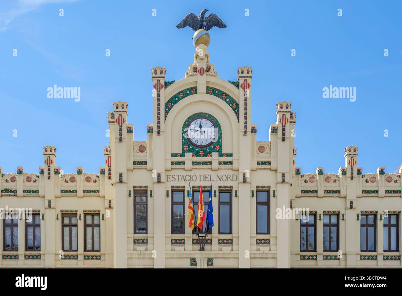 Gare historique de Valence, Estacion del Norte, Gare du Nord. Estacio Del Nord façade principale avec grande horloge et sculpture aigle Banque D'Images