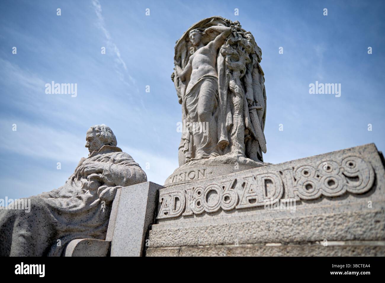 WASHINGTON DC — le mémorial John Ericsson se trouve dans le West Potomac Park, à Independence Avenue et Ohio Drive SW. Dédié en 1926 par le président Calvin Coolidge et le prince héritier Gustave de Suède, le monument en granit rend hommage à l'inventeur américano-suédoise John Ericsson (1803-1889), qui a conçu le navire cuirassé Monitor de l'Union pendant la guerre de Sécession. Le mémorial présente Ericsson assis au premier plan avec trois figures allégoriques — Vision, aventure et travail — représentant les caractéristiques qui ont fait de lui un grand inventeur. Banque D'Images
