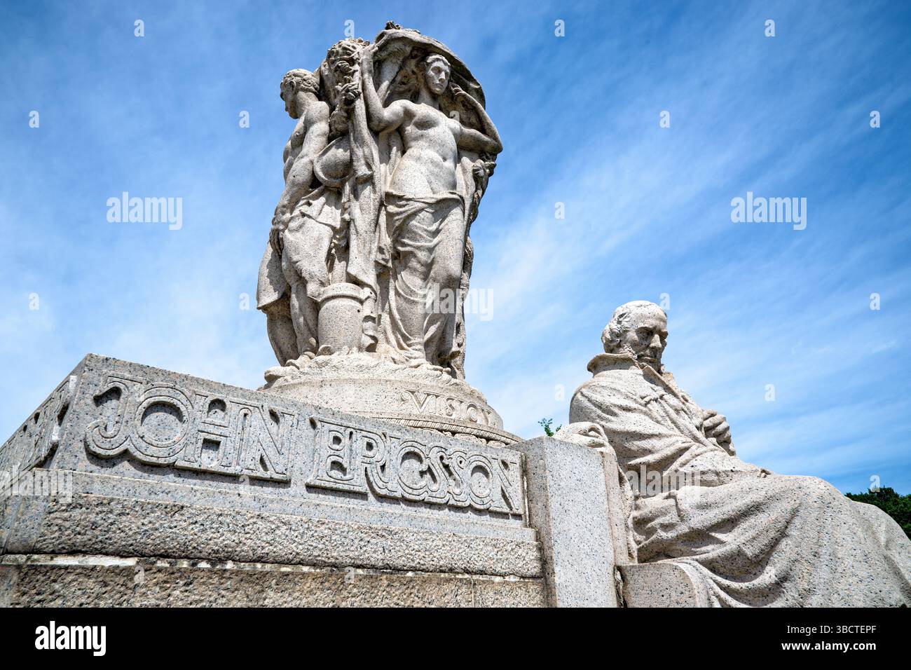 WASHINGTON DC — le mémorial John Ericsson se trouve dans le West Potomac Park, à Independence Avenue et Ohio Drive SW. Dédié en 1926 par le président Calvin Coolidge et le prince héritier Gustave de Suède, le monument en granit rend hommage à l'inventeur américano-suédoise John Ericsson (1803-1889), qui a conçu le navire cuirassé Monitor de l'Union pendant la guerre de Sécession. Le mémorial présente Ericsson assis au premier plan avec trois figures allégoriques — Vision, aventure et travail — représentant les caractéristiques qui ont fait de lui un grand inventeur. Banque D'Images