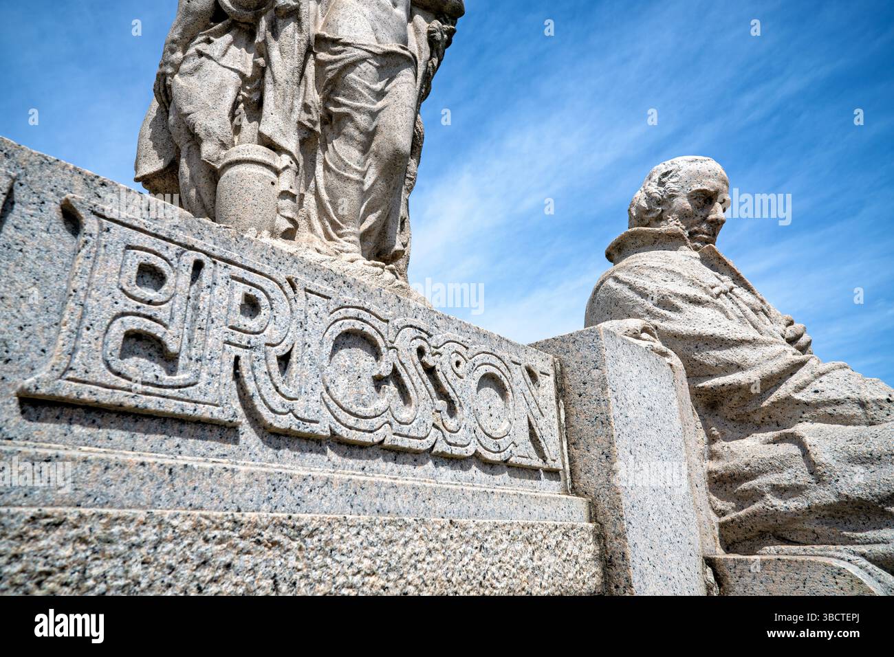 WASHINGTON DC — le mémorial John Ericsson se trouve dans le West Potomac Park, à Independence Avenue et Ohio Drive SW. Dédié en 1926 par le président Calvin Coolidge et le prince héritier Gustave de Suède, le monument en granit rend hommage à l'inventeur américano-suédoise John Ericsson (1803-1889), qui a conçu le navire cuirassé Monitor de l'Union pendant la guerre de Sécession. Le mémorial présente Ericsson assis au premier plan avec trois figures allégoriques — Vision, aventure et travail — représentant les caractéristiques qui ont fait de lui un grand inventeur. Banque D'Images