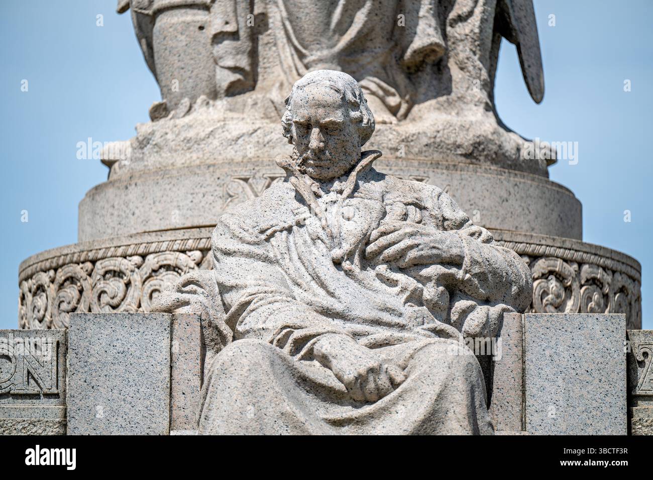 WASHINGTON DC — le mémorial John Ericsson se trouve dans le West Potomac Park, à Independence Avenue et Ohio Drive SW. Dédié en 1926 par le président Calvin Coolidge et le prince héritier Gustave de Suède, le monument en granit rend hommage à l'inventeur américano-suédoise John Ericsson (1803-1889), qui a conçu le navire cuirassé Monitor de l'Union pendant la guerre de Sécession. Le mémorial présente Ericsson assis au premier plan avec trois figures allégoriques — Vision, aventure et travail — représentant les caractéristiques qui ont fait de lui un grand inventeur. Banque D'Images