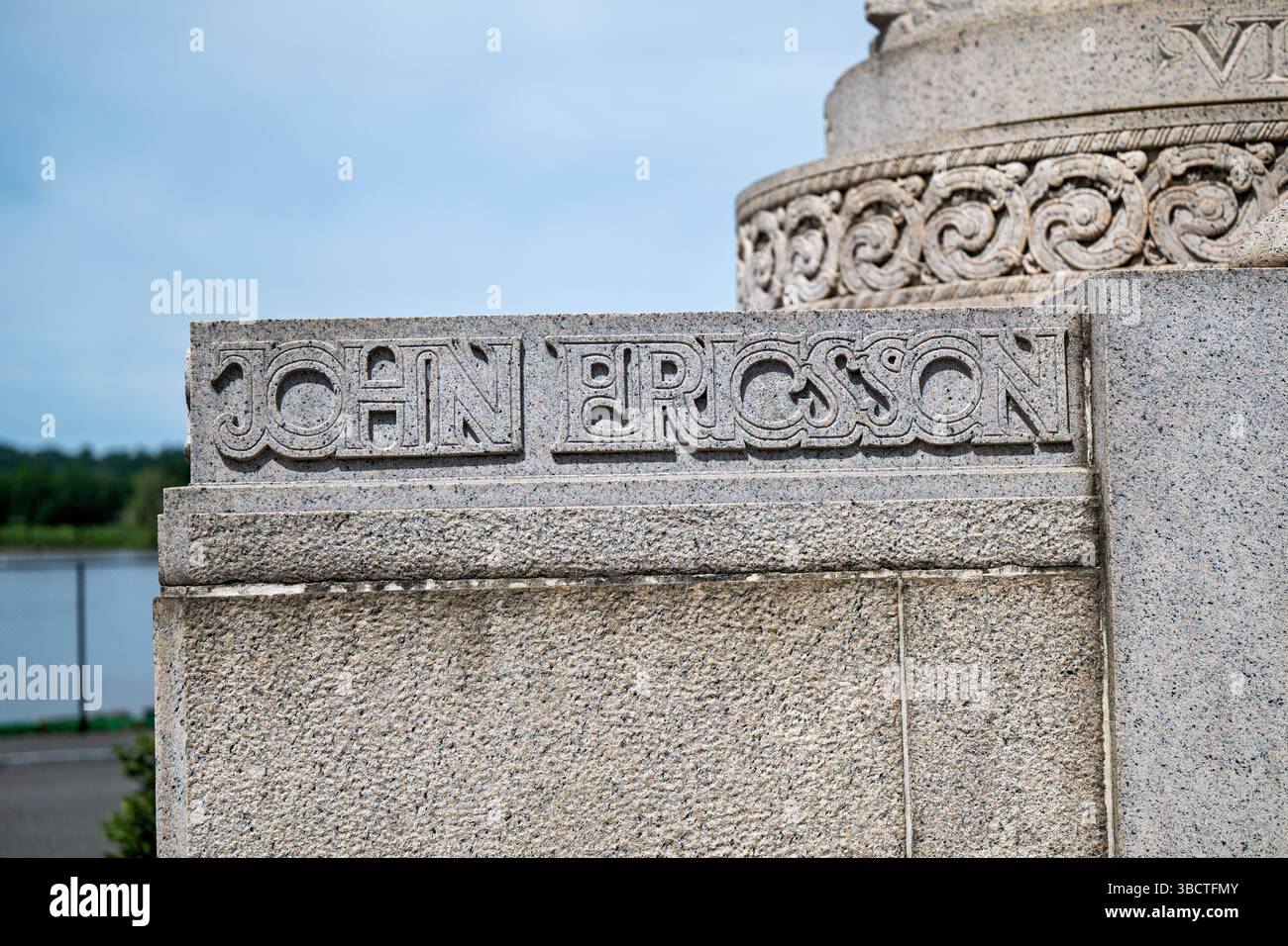 WASHINGTON DC — le mémorial John Ericsson se trouve dans le West Potomac Park, à Independence Avenue et Ohio Drive SW. Dédié en 1926 par le président Calvin Coolidge et le prince héritier Gustave de Suède, le monument en granit rend hommage à l'inventeur américano-suédoise John Ericsson (1803-1889), qui a conçu le navire cuirassé Monitor de l'Union pendant la guerre de Sécession. Le mémorial présente Ericsson assis au premier plan avec trois figures allégoriques — Vision, aventure et travail — représentant les caractéristiques qui ont fait de lui un grand inventeur. Banque D'Images