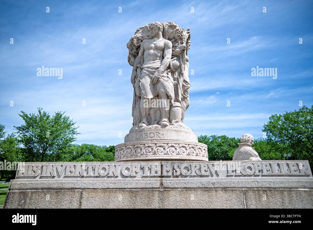 WASHINGTON DC — le mémorial John Ericsson se trouve dans le West Potomac Park, à Independence Avenue et Ohio Drive SW. Dédié en 1926 par le président Calvin Coolidge et le prince héritier Gustave de Suède, le monument en granit rend hommage à l'inventeur américano-suédoise John Ericsson (1803-1889), qui a conçu le navire cuirassé Monitor de l'Union pendant la guerre de Sécession. Le mémorial présente Ericsson assis au premier plan avec trois figures allégoriques — Vision, aventure et travail — représentant les caractéristiques qui ont fait de lui un grand inventeur. Banque D'Images