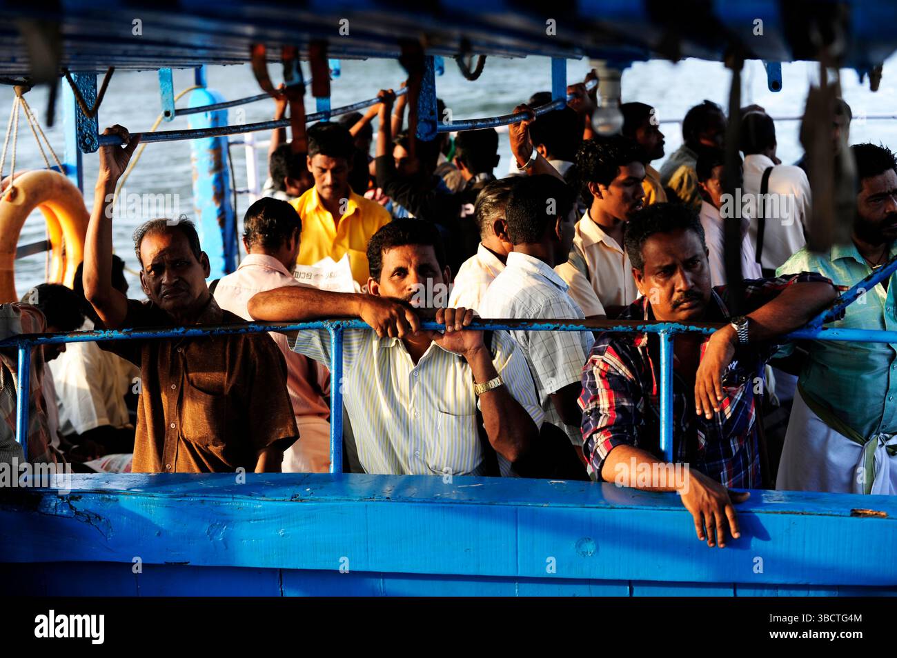 Asie,Inde du Sud ,Etat du Kerala,Kochi (Cochin),passagers sur un ferry /passagers on ferry dans la ville de Kochi (Cochin),dans l'Etat indien de Keral Banque D'Images