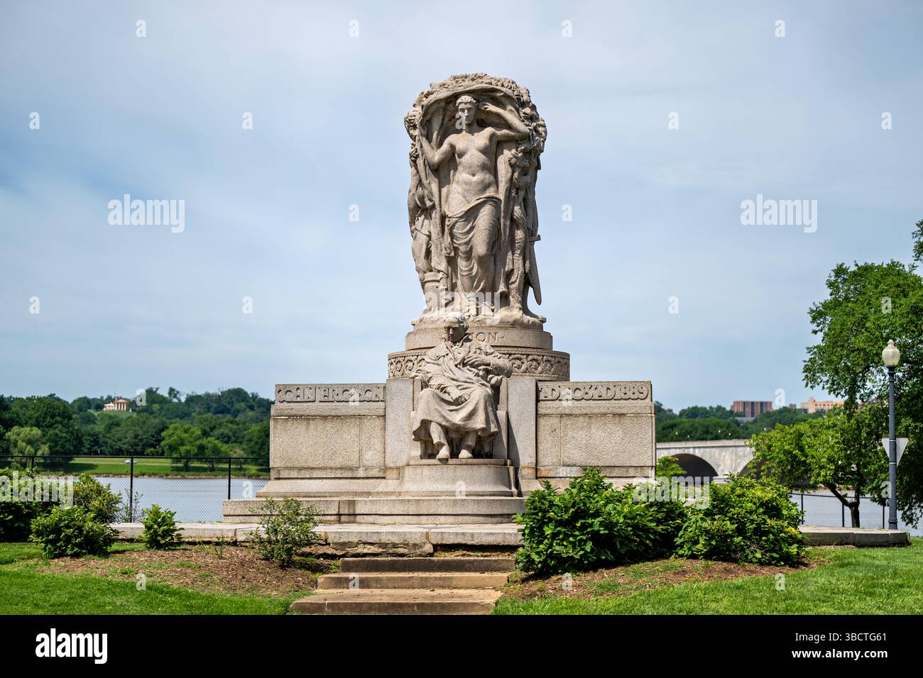 WASHINGTON DC — le mémorial John Ericsson se trouve dans le parc West Potomac, à l'intersection de Independence Avenue et Ohio Drive SW. Dédié en 1926 par le président Calvin Coolidge et le prince héritier Gustave de Suède, le monument en granit rend hommage à l'inventeur américano-suédoise John Ericsson, qui a conçu le navire cuirassé Monitor de l'Union pendant la guerre de Sécession. Le mémorial met en scène Ericsson assis avec trois figures allégoriques — Vision, Adventure et Labor — représentant les qualités qui ont fait de lui un grand inventeur. Banque D'Images