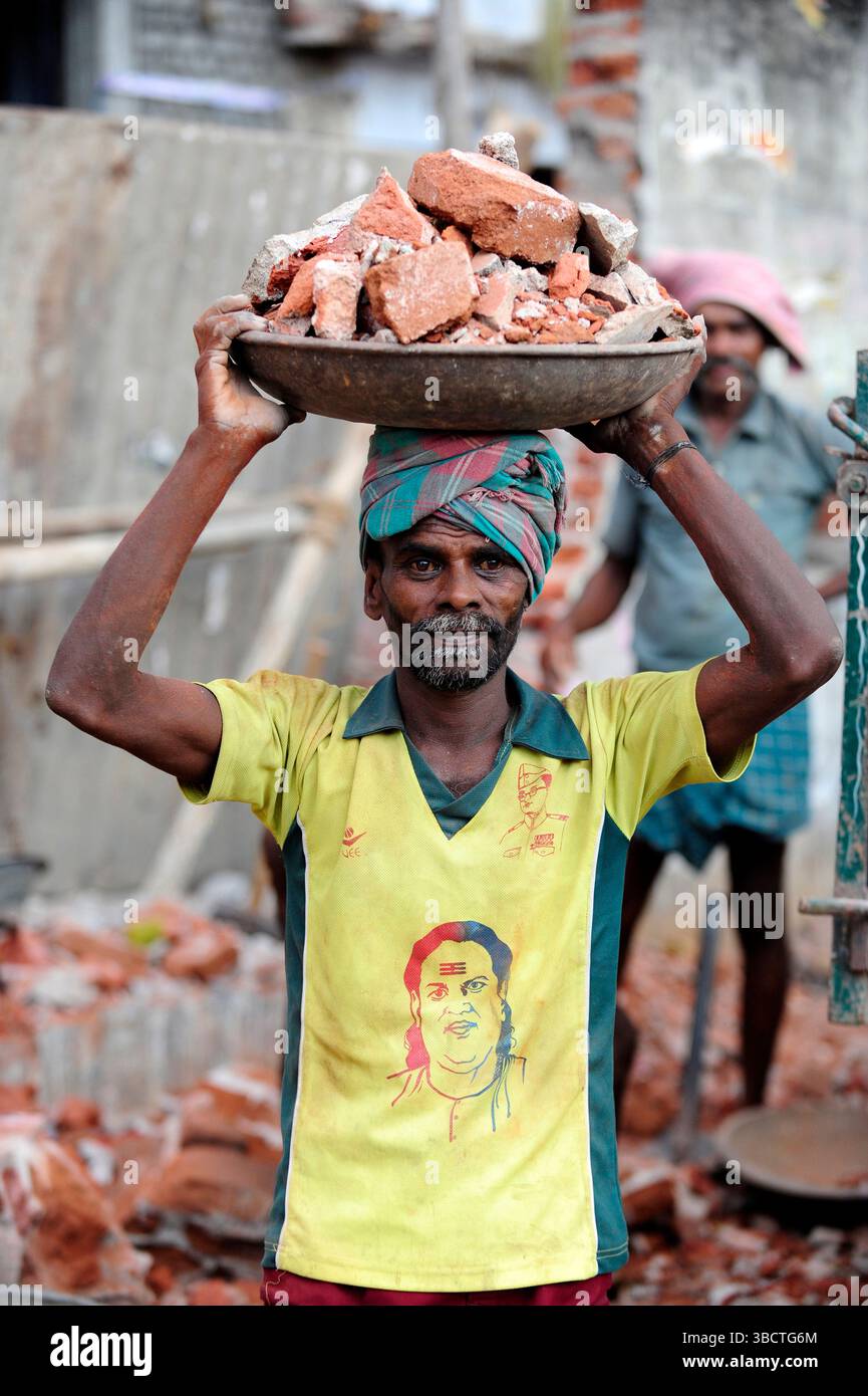 Asie,Inde du Sud,Tamil Nadu,portrait d'un homme portant sur la t te des briques/ Un homme portant des briques sur sa tête dans une usine de briques du Tamil Nadu,S. Banque D'Images