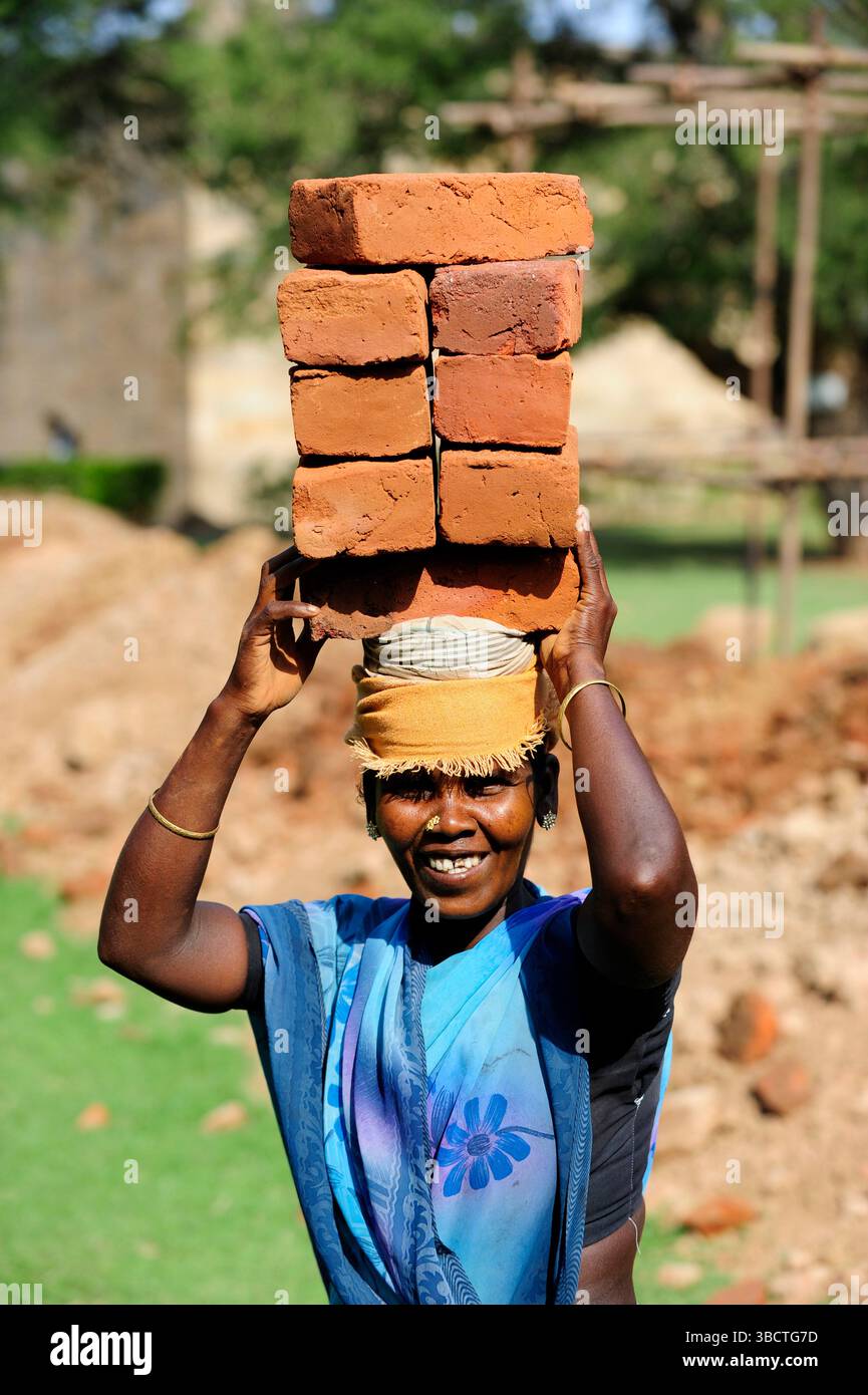 Asie,Inde du Sud,Tamil Nadu,portrait d'une jeune femme portant sur la t te des briques/ Une femme portant des briques sur sa tête dans une usine de briques à Tami Banque D'Images
