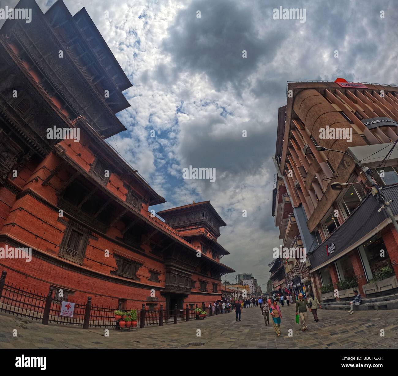 Groupe de touristes explorant les monuments anciens et historiques au site du patrimoine de l'UNESCO Katmandou Durbar Square et Dharahara Tower, Katmandou Népal Banque D'Images