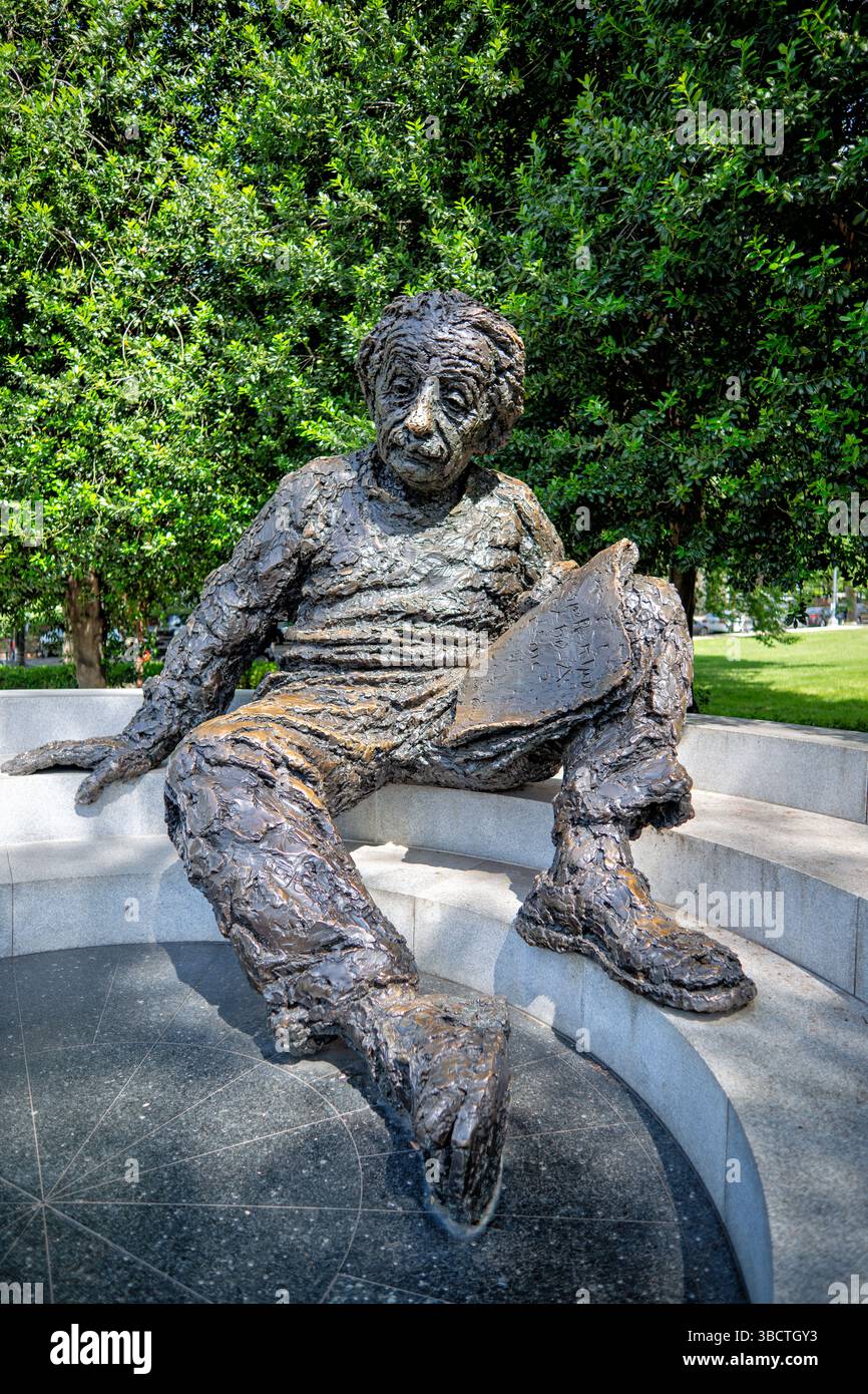 WASHINGTON DC — Albert Einstein est représenté tenant des papiers avec certaines de ses équations les plus célèbres visibles au mémorial Albert Einstein sur le terrain de la National Academy of Sciences. La statue de bronze, créée par le sculpteur Robert Berks et dévoilée en 1979, montre le physicien de renom assis contemplativement. Mesurant 12 pieds de haut, le mémorial présente des équations mathématiques tirées des articles scientifiques d'Einstein sculptés dans sa base de granit. Le monument rend hommage au scientifique lauréat du prix Nobel dont les théories de la relativité ont révolutionné la physique et notre compréhension de l'espace, du temps et de l'ène Banque D'Images