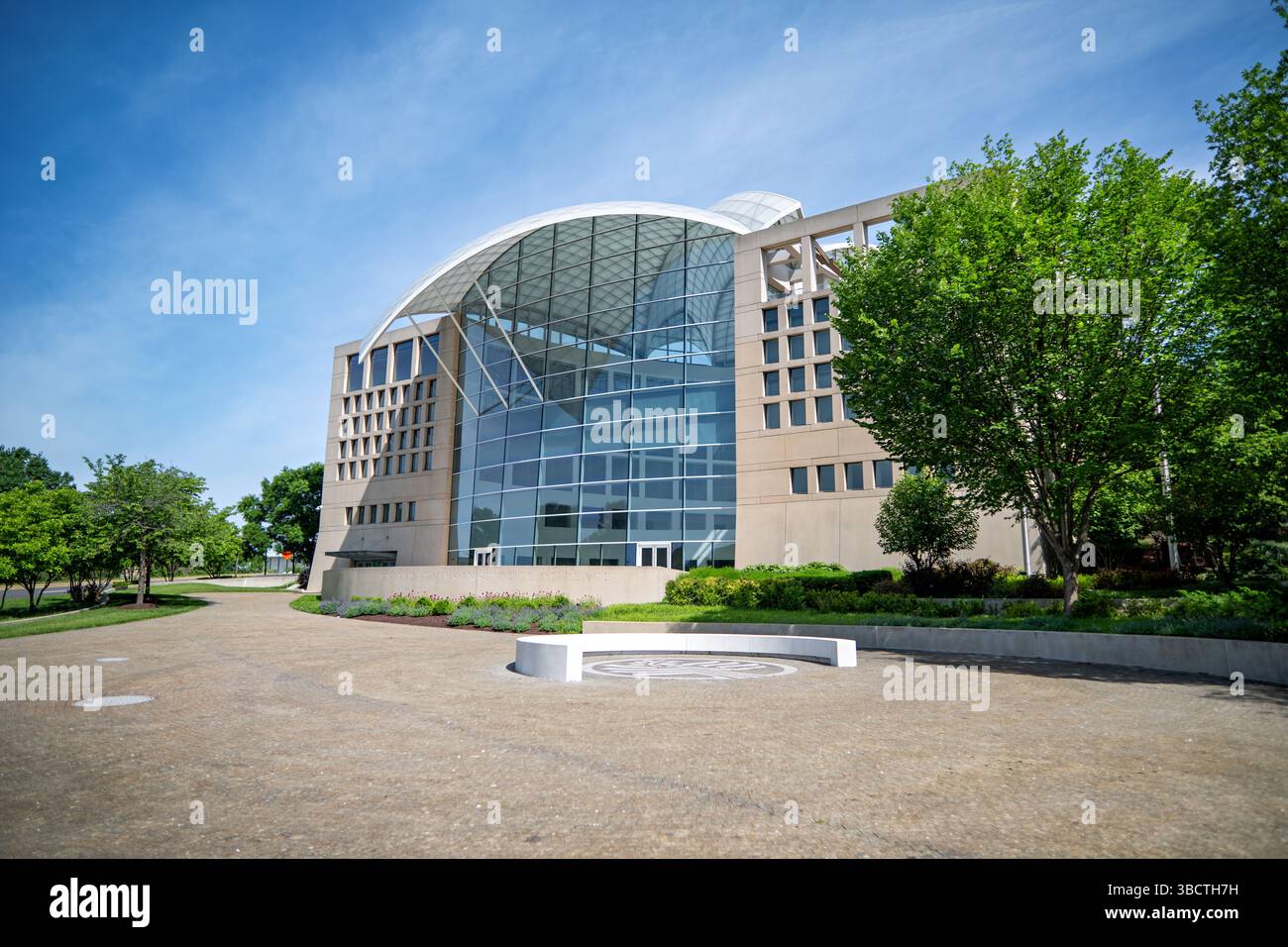 WASHINGTON DC — le United States Institute of Peace Building se trouve bien en vue sur Constitution Avenue, à l'angle nord-ouest du National Mall. Conçue par l'architecte Moshe Safdie et achevée en 2011, la structure remarquable présente un toit ondulé en verre et en acier caractéristique ressemblant à des ailes de colombe, symbolisant la mission de l'organisation de promouvoir la paix et la résolution des conflits dans le monde entier. Le bâtiment sert de siège à l'institut financé par le gouvernement fédéral créé par le Congrès en 1984. Banque D'Images
