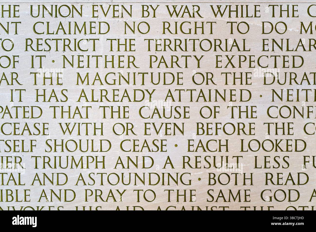 WASHINGTON DC — le mur nord de la salle principale du Lincoln Memorial affiche le texte inscrit du deuxième discours inaugural d'Abraham Lincoln, prononcé le 4 mars 1865, alors que la guerre de Sécession approchait de sa fin. Le discours puissant, qui ne contient que 701 mots, est considéré comme l'un des discours présidentiels les plus importants de l'histoire américaine. L'inscription est gravée dans le marbre blanc de Géorgie à côté de l'adresse de Gettysburg de Lincoln sur le mur sud opposé. Le mémorial, conçu par l'architecte Henry Bacon et inauguré en 1922, rend hommage au 16e président des États-Unis. Le i Banque D'Images