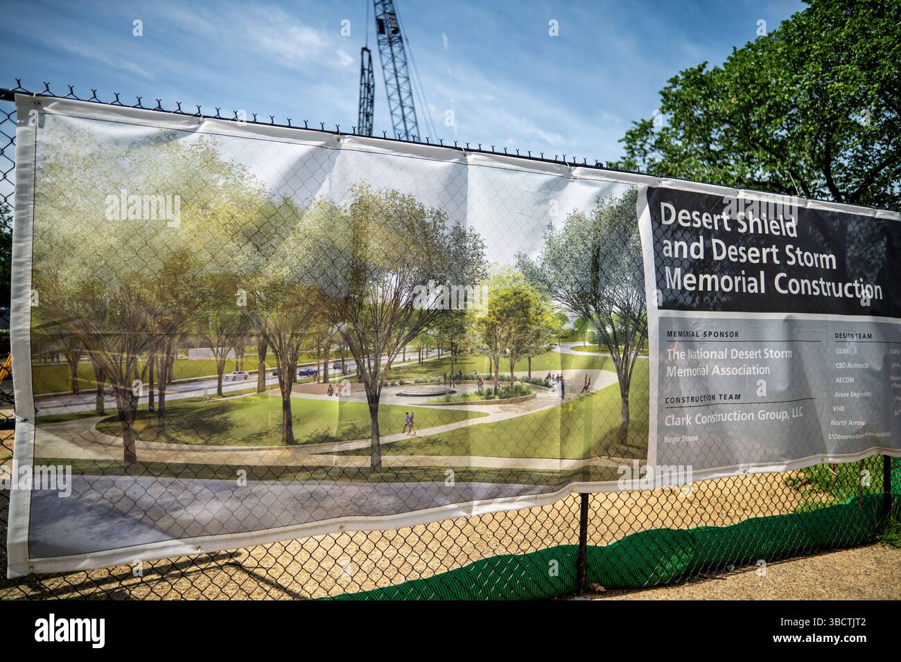 Site de construction du mémorial Desert Shield et Desert Storm | WASHINGTON DC — Le site de construction du mémorial national Desert Storm et Desert Shield tel que photographié le 20 mai 2025. Situé près du mémorial de Lincoln à Washington DC, le mémorial rendra hommage aux environ 700 000 membres du service américain qui ont participé aux opérations Desert Shield et Desert Storm pendant la guerre du Golfe de 1990-1991. La construction a commencé après avoir reçu le permis officiel le 6 mars 2025, avec une achevée prévue pour 2026. La conception du mémorial comprend un mur de granit incurvé et une fontaine centrale. Banque D'Images