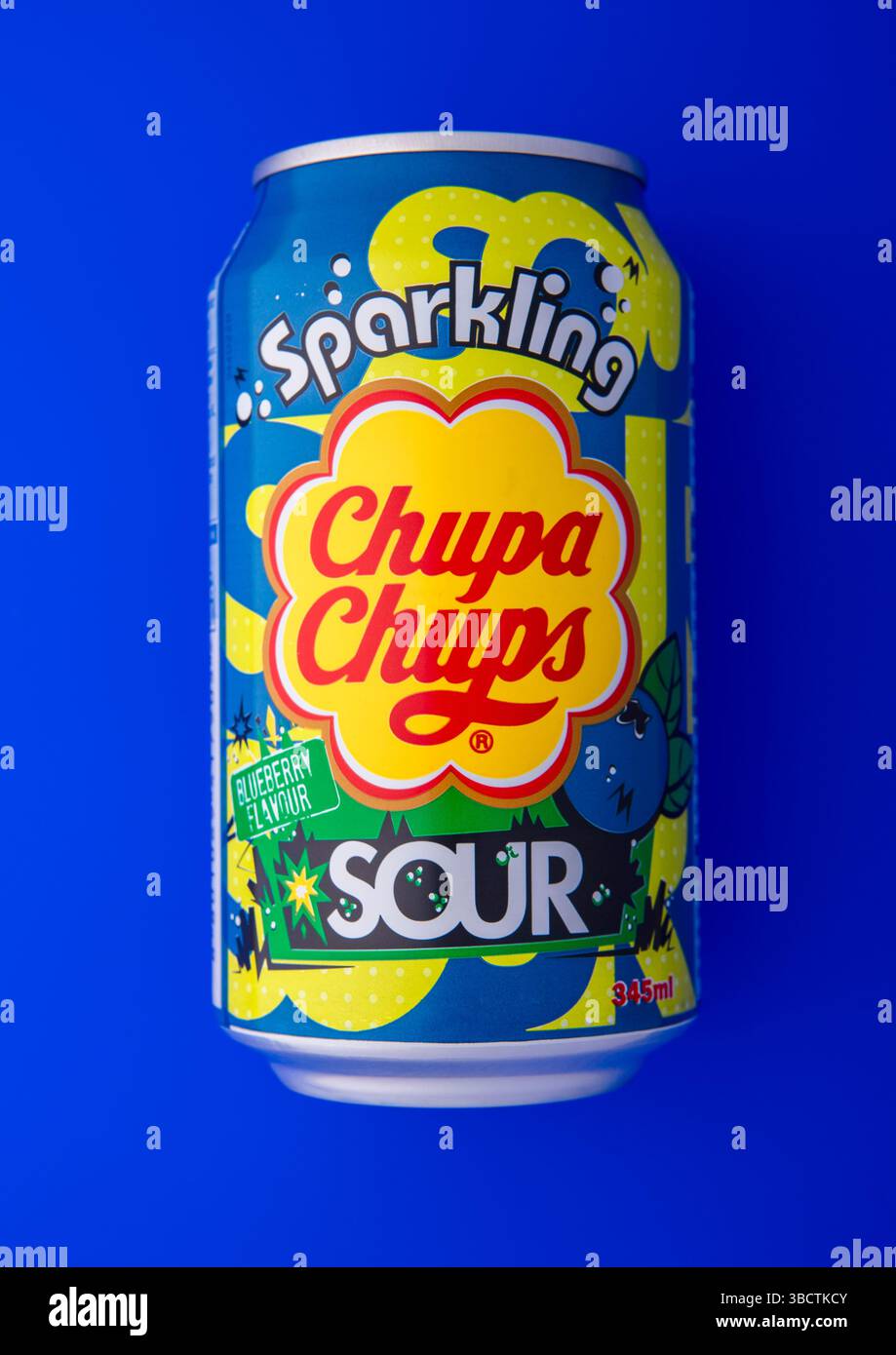 LONDRES, Royaume-Uni - 25 AVRIL 2025 : boisson gazeuse Sour Sparkling Chupa Chups soda avec saveur de myrtille sur bleu. Banque D'Images
