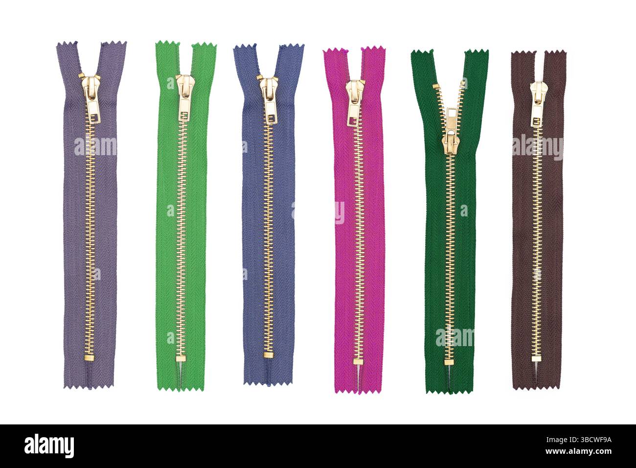 Ensemble de fermetures éclair de couture colorées. Variété de couleurs de fermeture éclair. Curseur et dents métalliques. Matériaux pour vêtements de mode. Confectionner des fournitures textiles. Fermetures à glissière. Banque D'Images