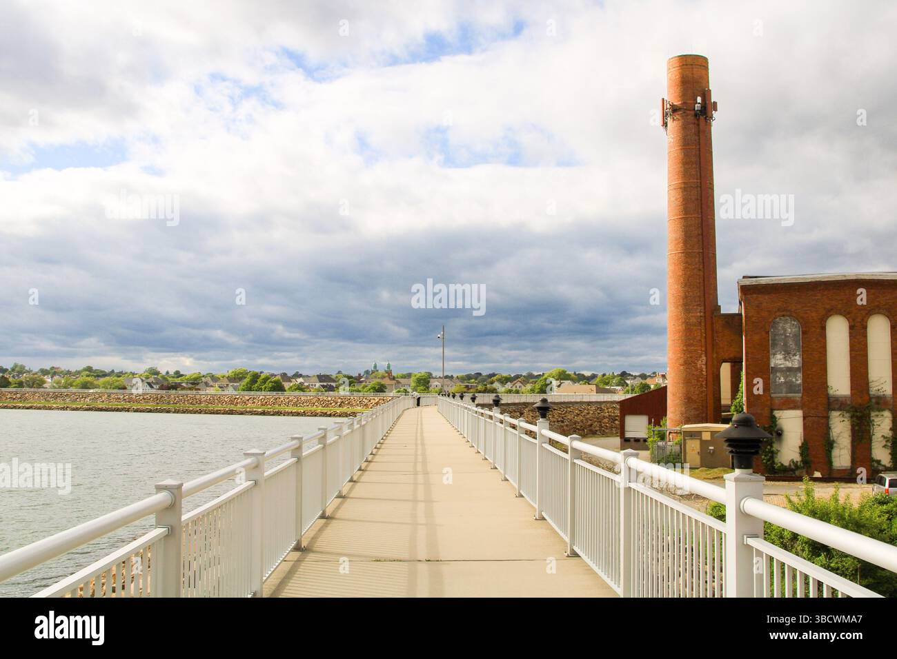 Covewalk à New Bedford, les usines abandonnées contrastent fortement avec l'imposante barrière contre les ouragans et les digues. Banque D'Images